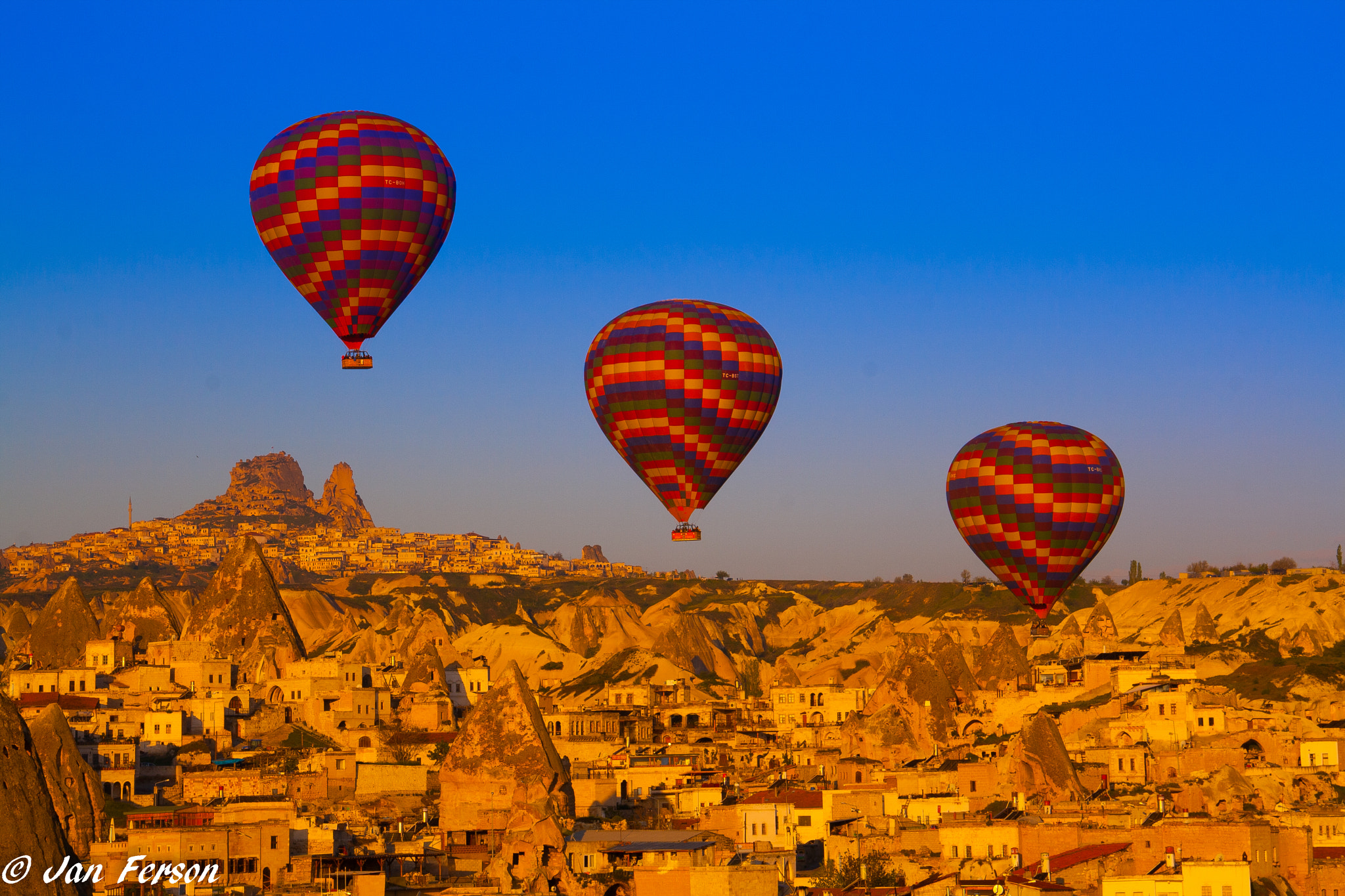 Canon EOS 400D (EOS Digital Rebel XTi / EOS Kiss Digital X) sample photo. Balloons over cappadocia photography
