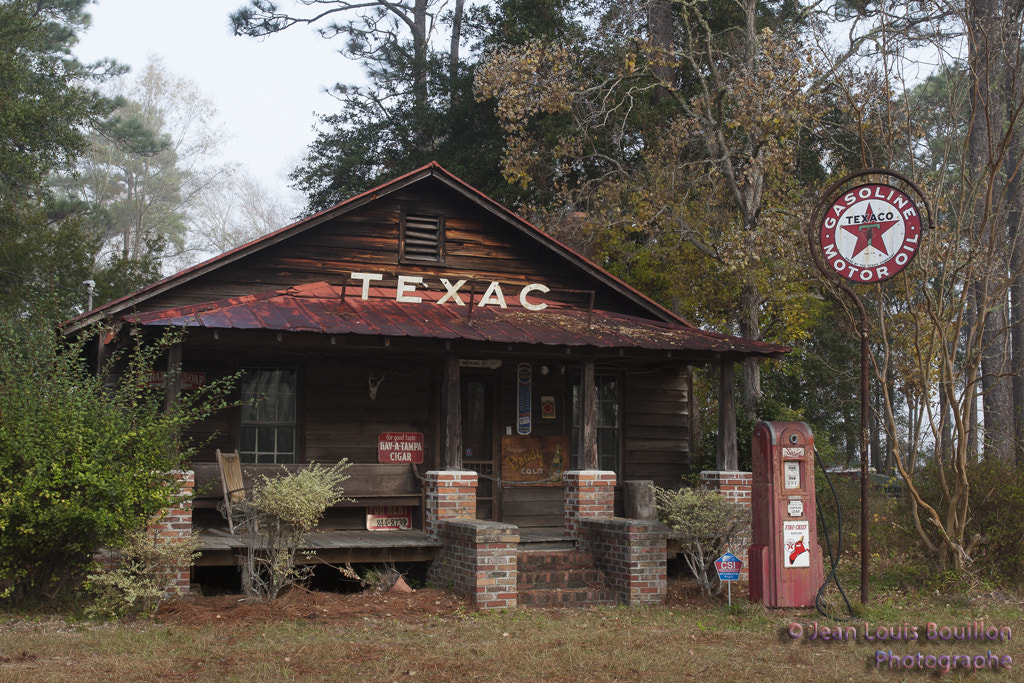 Canon EOS 30D + Canon EF 17-40mm F4L USM sample photo. Old texaco gaz station photography