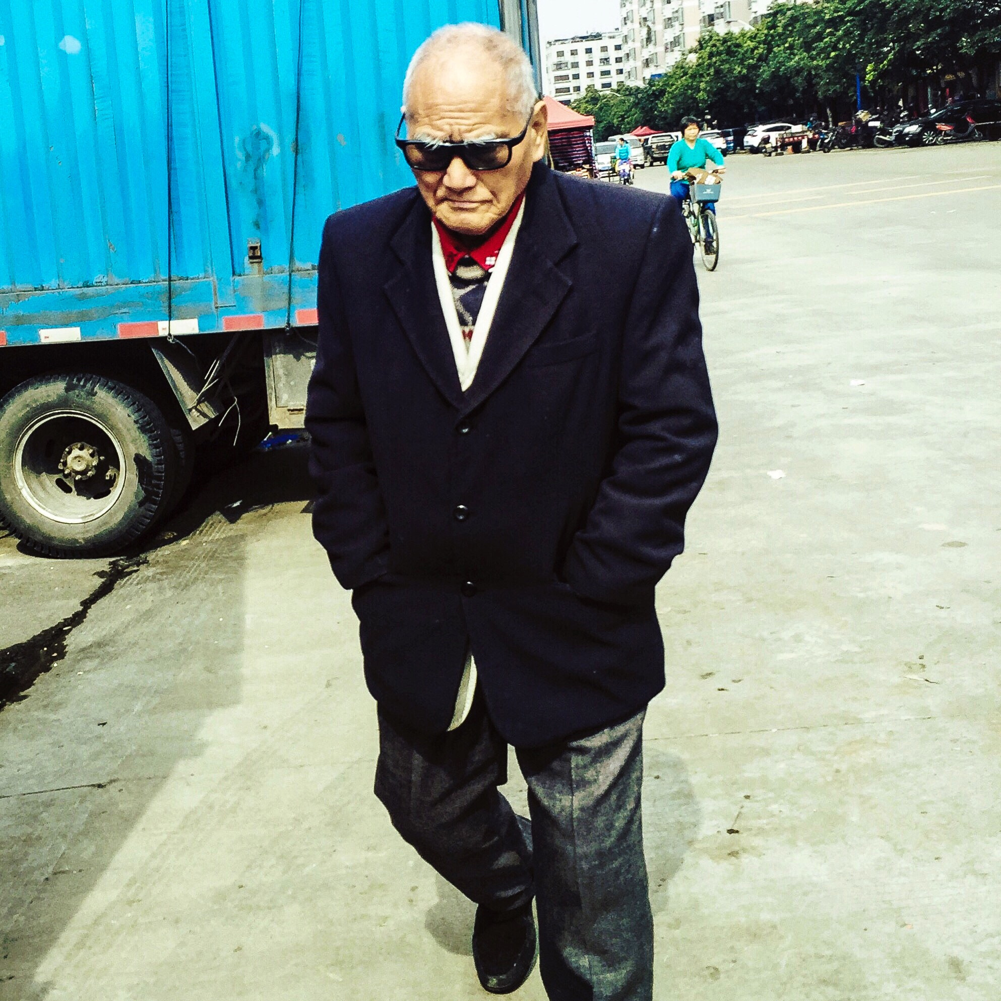 Hipstamatic 310 sample photo. A old man with sunglasses walking in a vet market photography