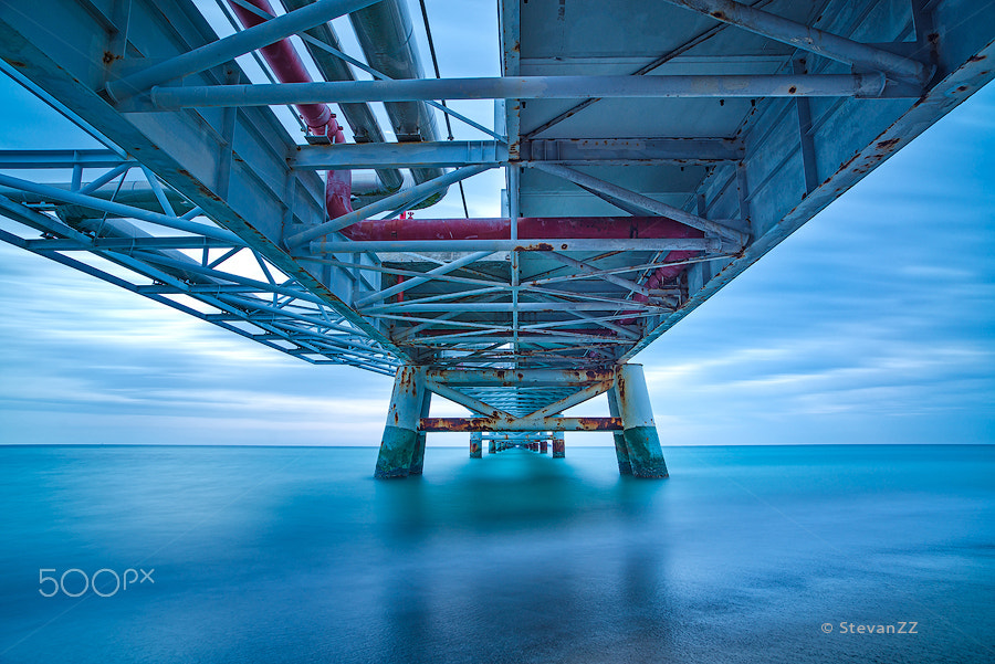 Nikon D800E + ZEISS Distagon T* 21mm F2.8 sample photo. Industrial pier on the sea. bottom view. photography