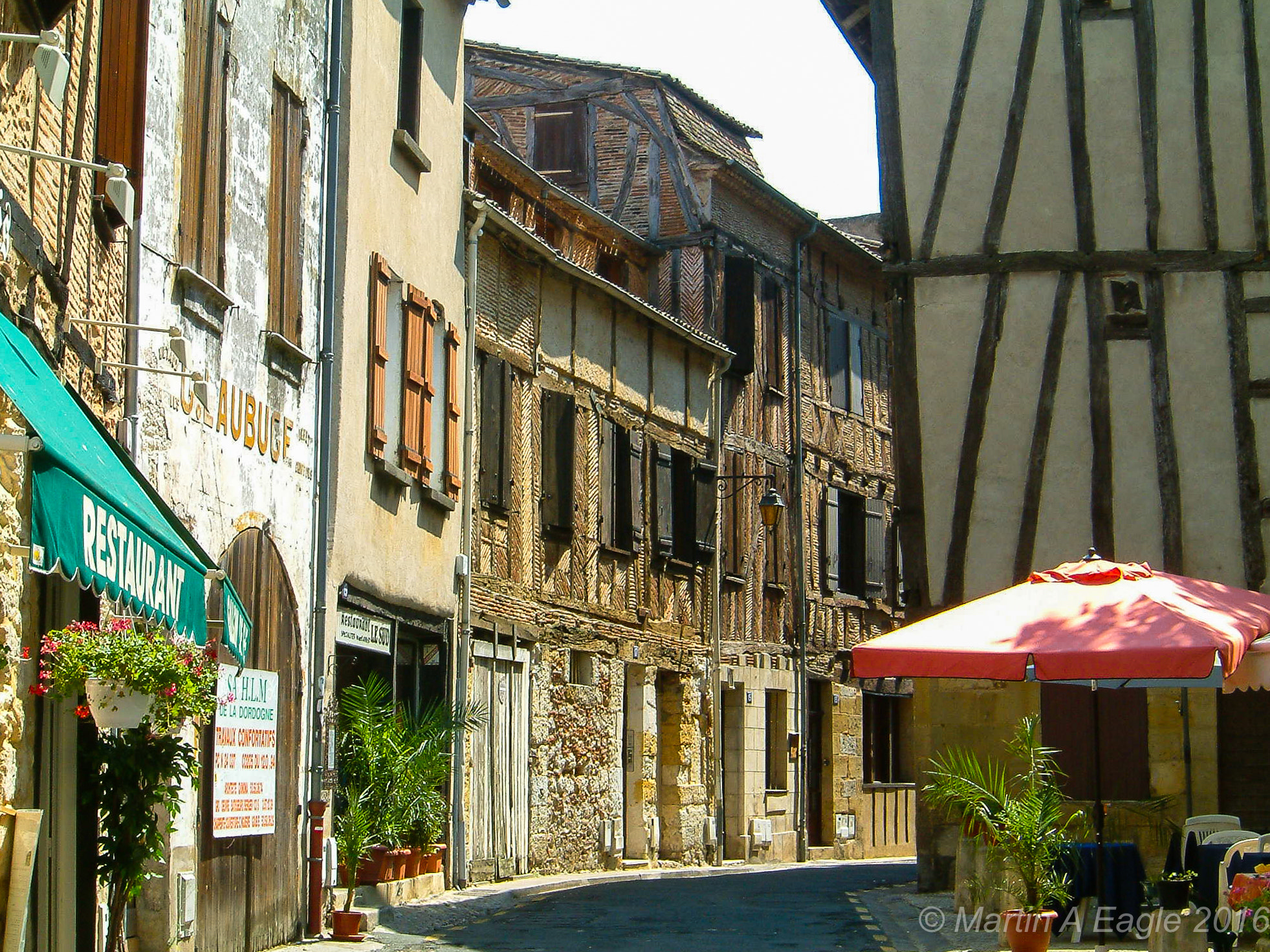 Fujifilm FinePix F601 ZOOM sample photo. Dordogne village street photography