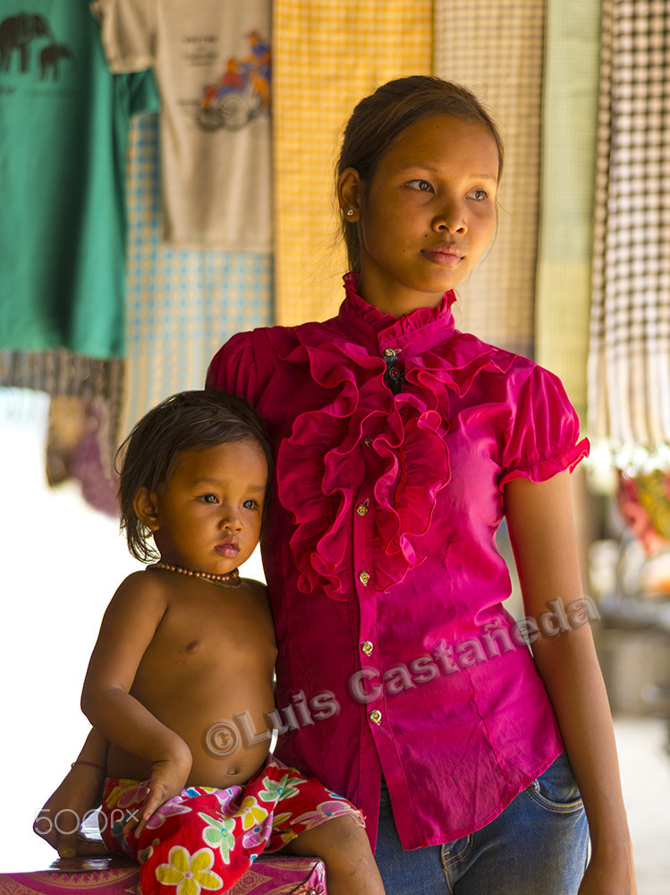Pentax 645D sample photo. Mother and daughter. east mebon. angkor. cambodia photography