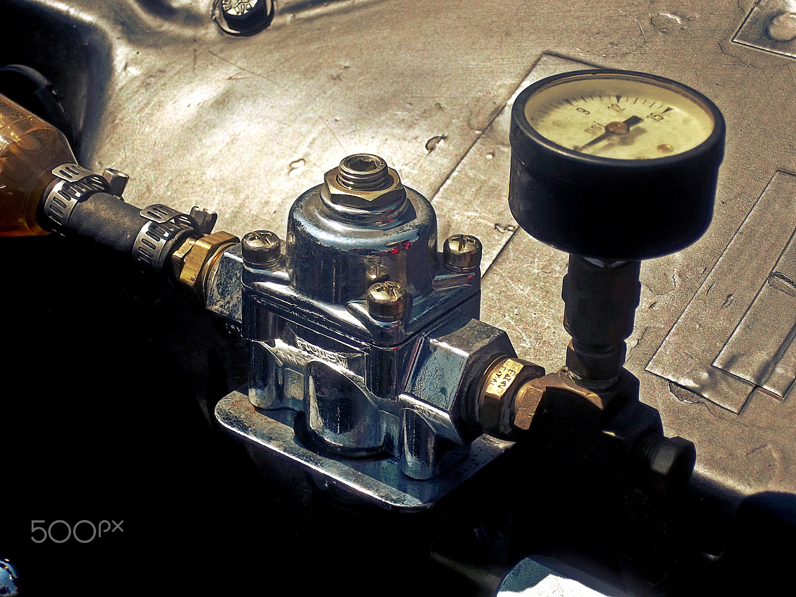 Kodak EASYSHARE M575 DIGITAL CAMERA sample photo. Street rod fuel pressure gauge cloe up photography
