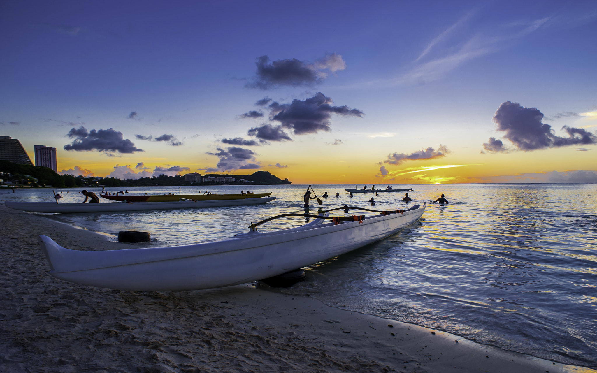 Nikon D700 + AF Nikkor 20mm f/2.8 sample photo. Proa sunset photography
