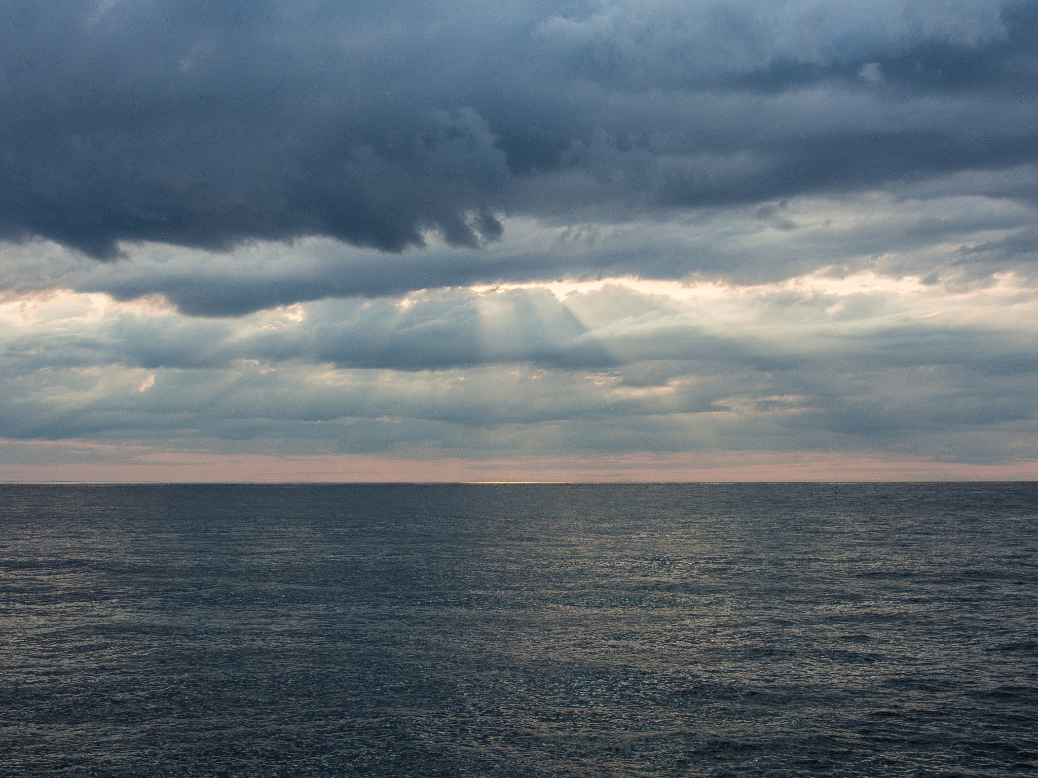 OLYMPUS M.12-50mm F3.5-6.3 sample photo. Crepuscular rays photography