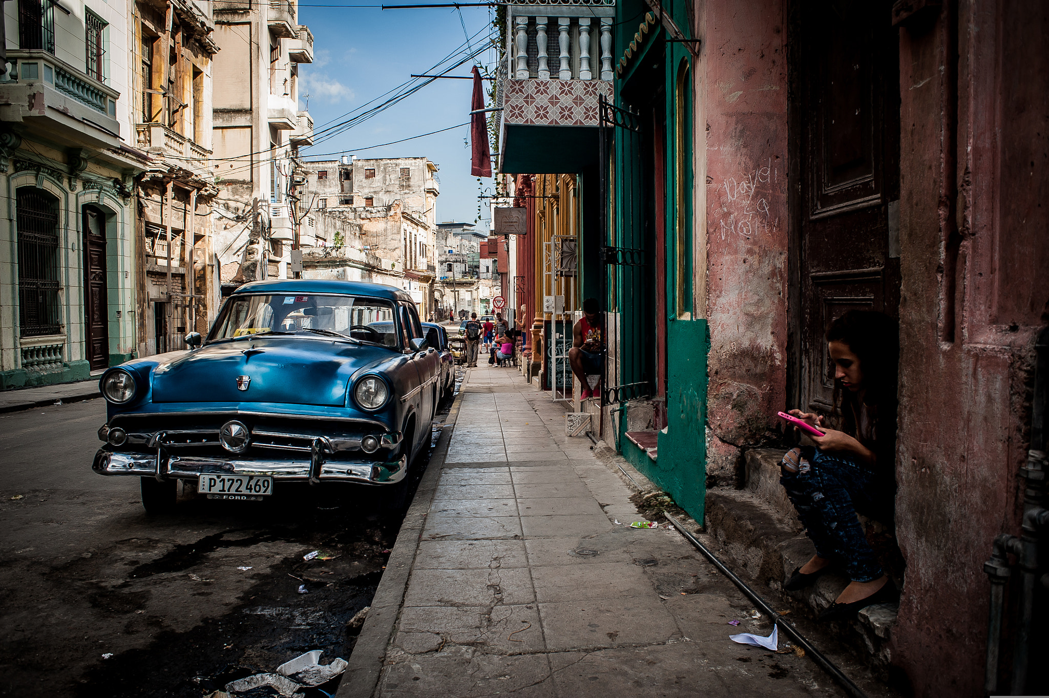 Nikon D700 + AF Nikkor 28mm f/2.8 sample photo. Girl and car @ havana photography