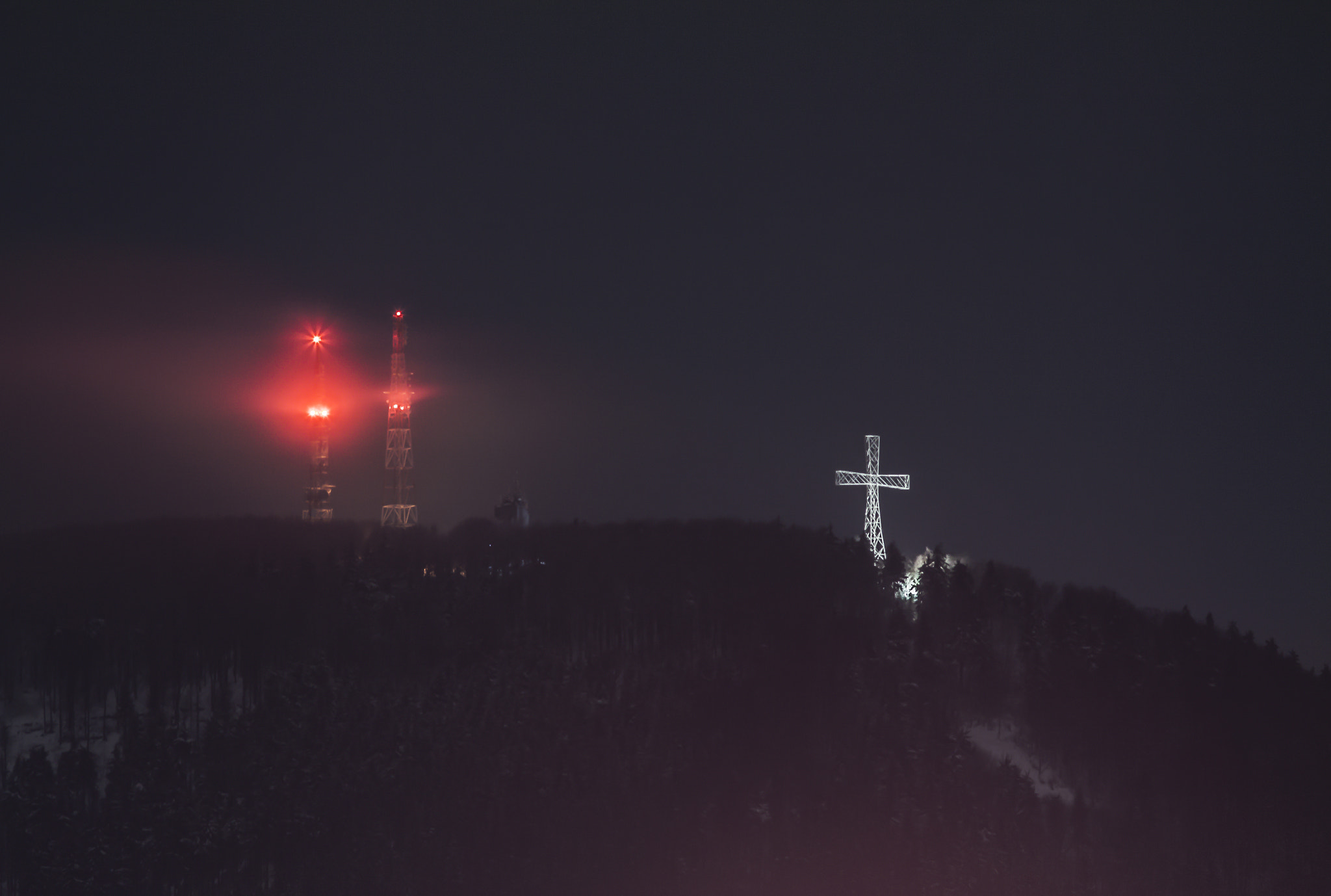 Canon EOS 50D + Canon EF 300mm F4L IS USM sample photo. Night photography