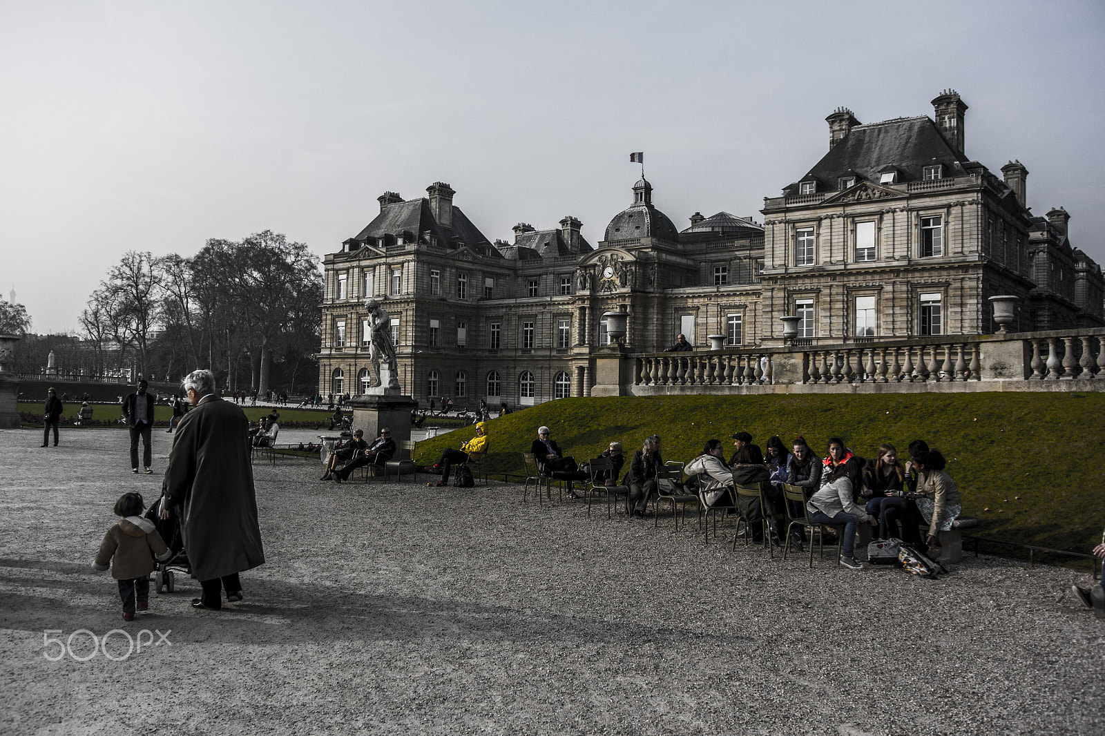Nikon 1 J3 sample photo. A man with child at jardin du luxembourg photography