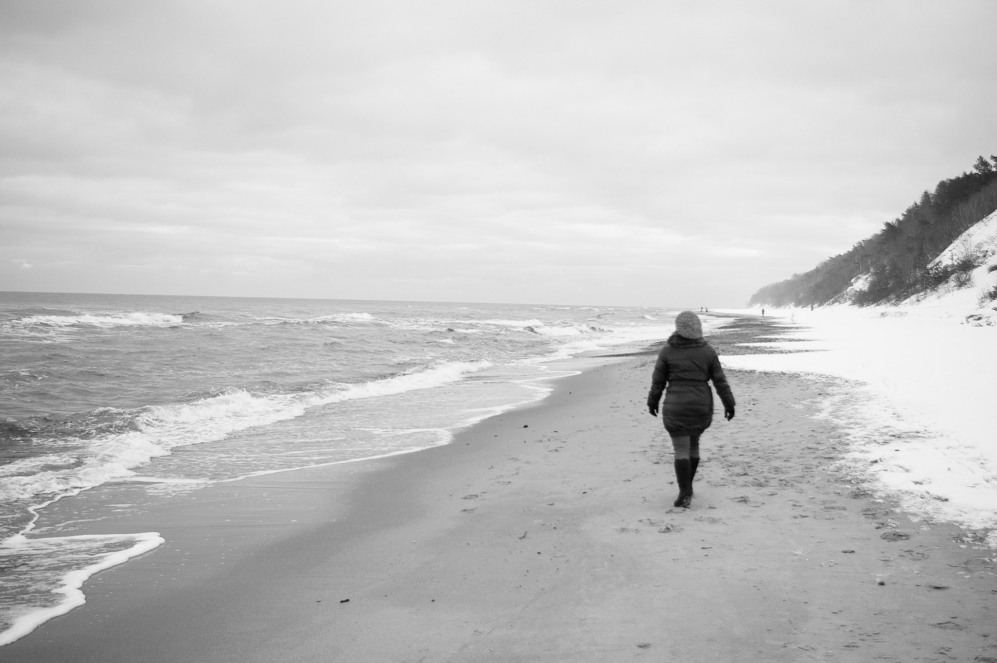 Pentax *ist DL2 sample photo. Winter - a women on a beach photography