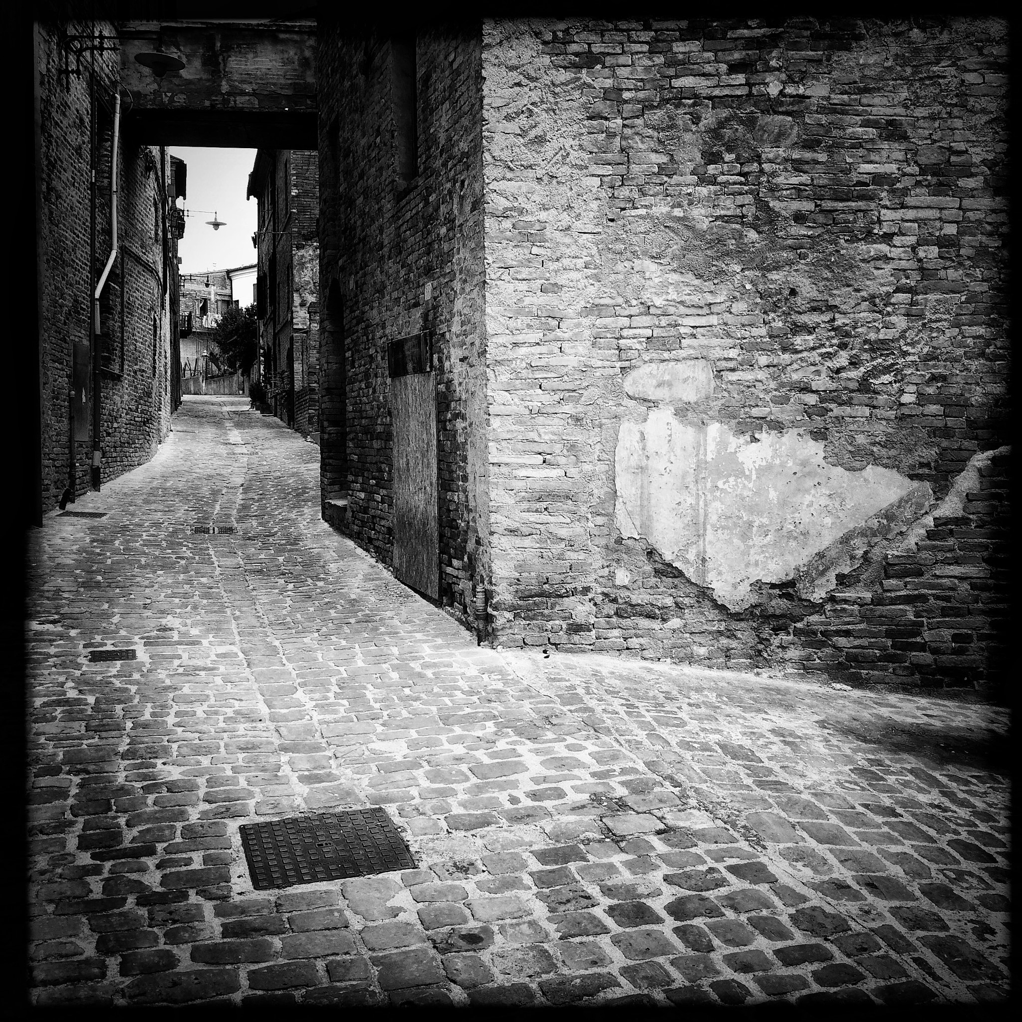 Hipstamatic 305 sample photo. Small street photography