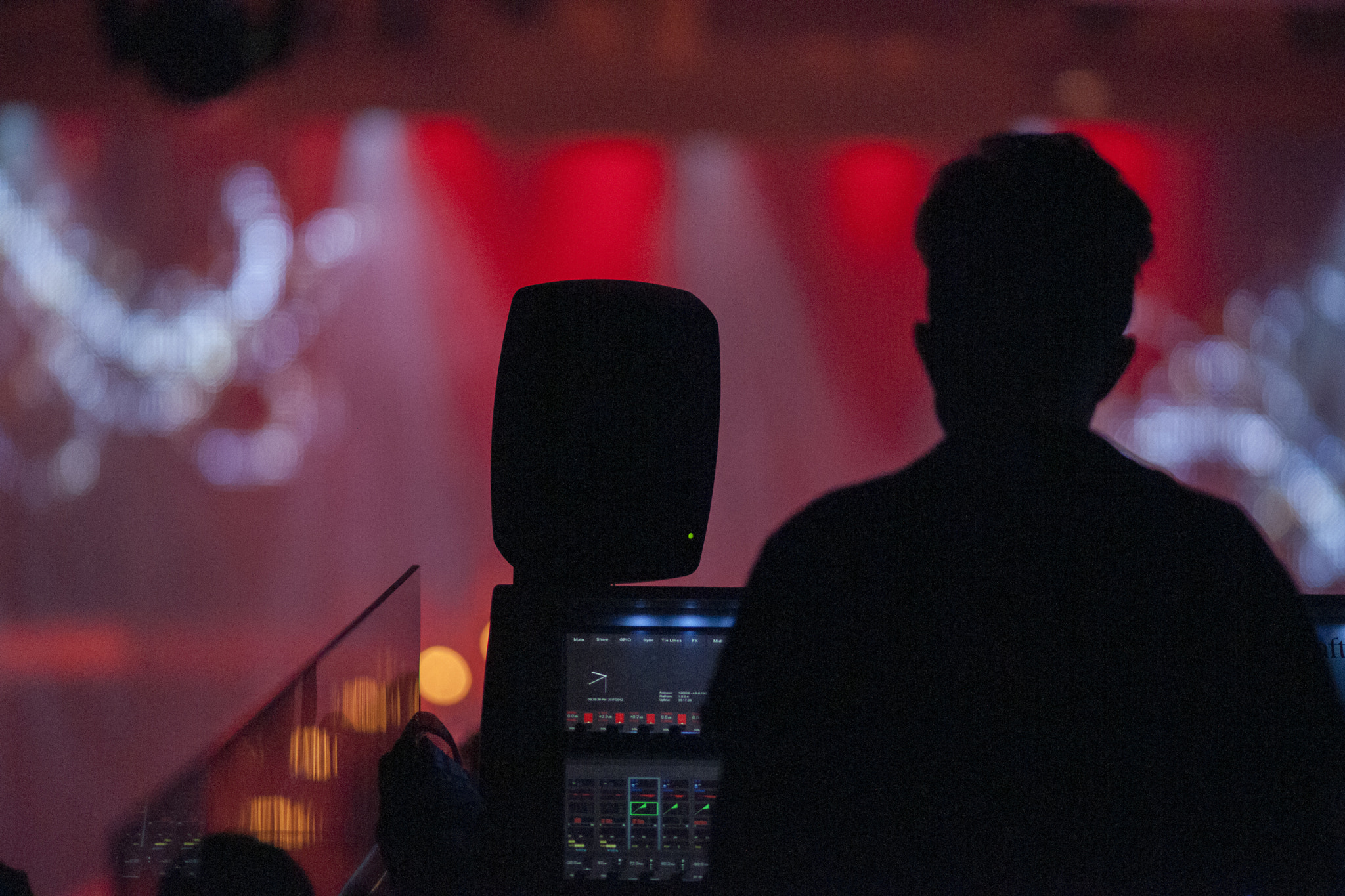 Sony Alpha DSLR-A900 + Minolta AF 200mm F2.8 HS-APO G sample photo. Silhouet of a dj light man photography