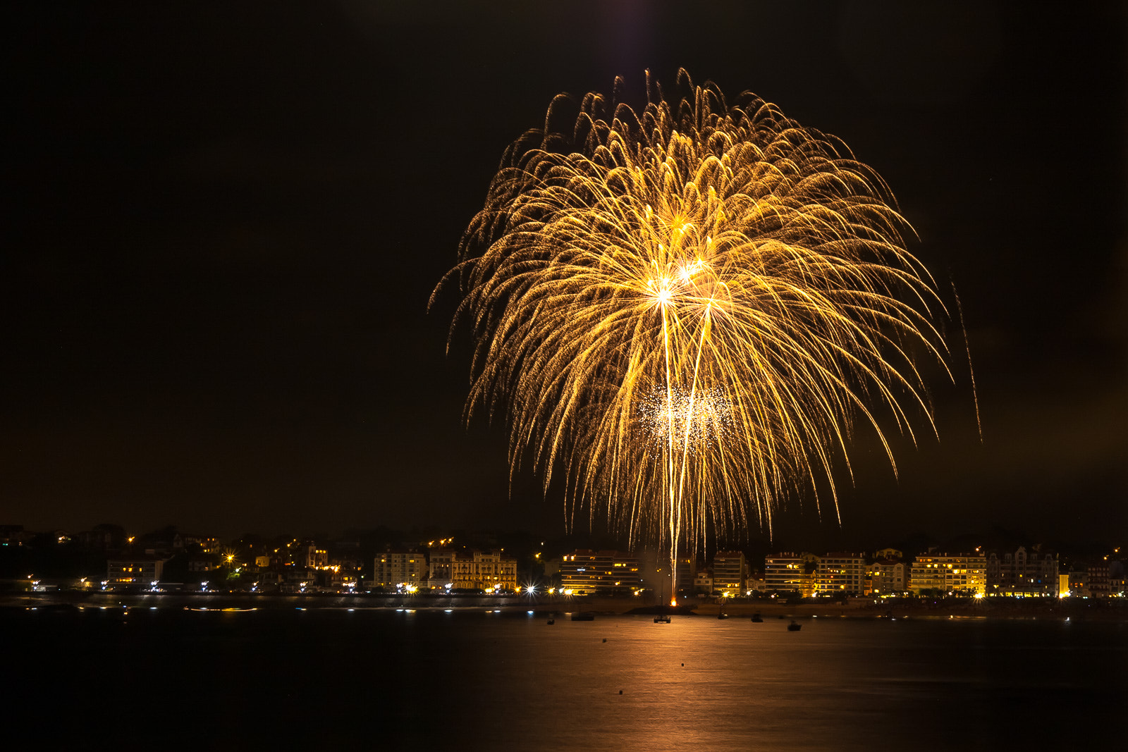 Canon EOS 40D + Sigma 18-50mm f/2.8 Macro sample photo. Feu d'artifice de saint jean de luz photography