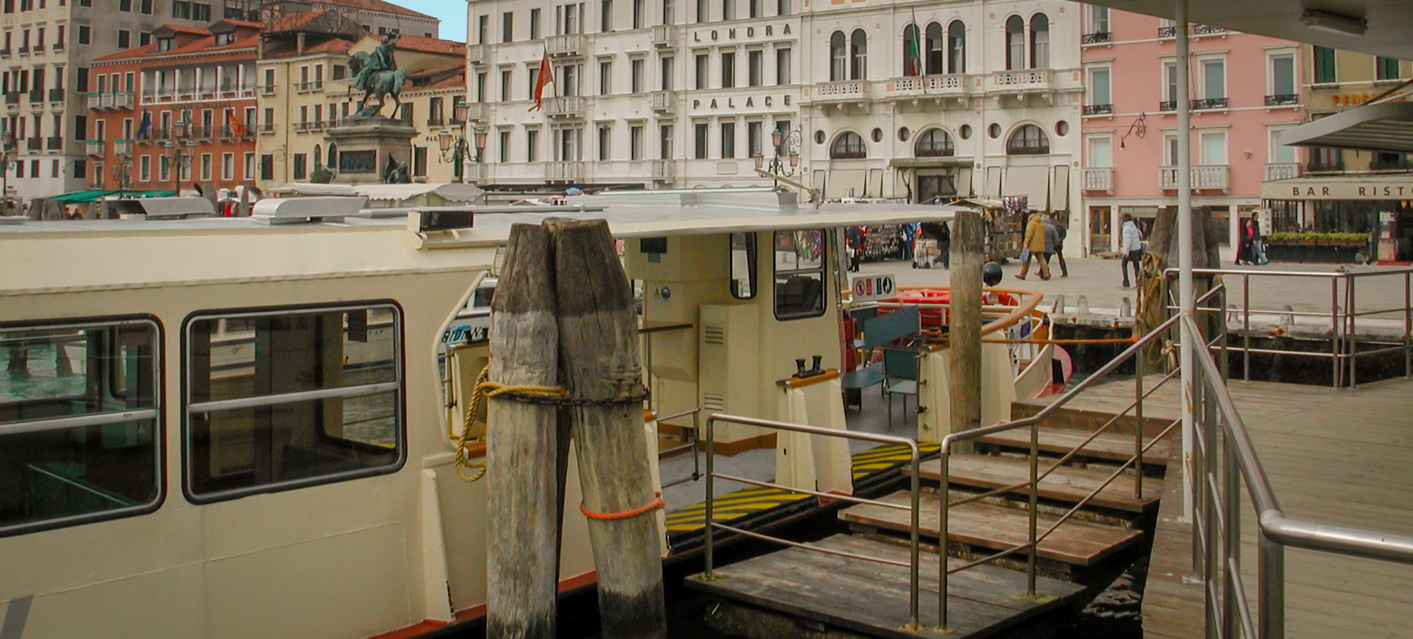 Nikon E990 sample photo. Vaporetto loading zone photography