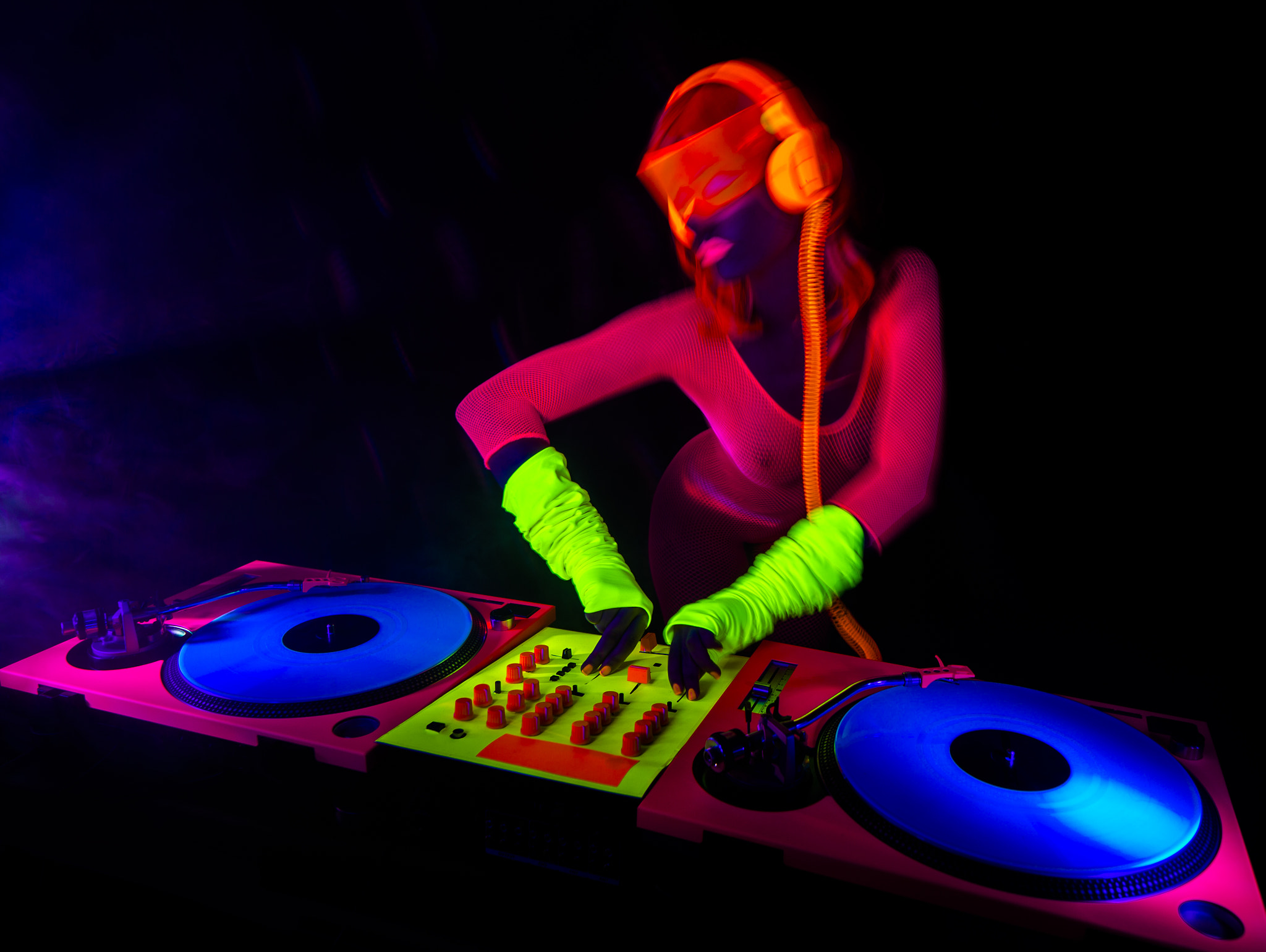 Canon TS-E 24.0mm f/3.5 L II sample photo. Sexy neon uv glow dj photography