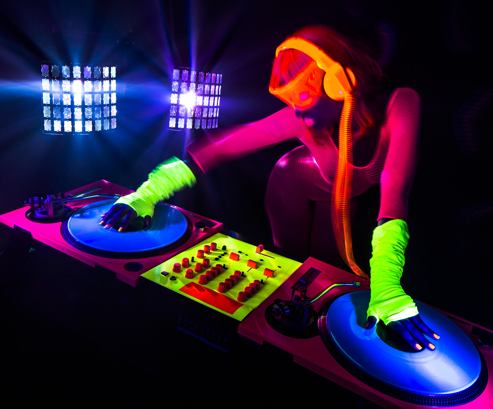 Canon TS-E 24.0mm f/3.5 L II sample photo. Sexy neon uv glow dj photography