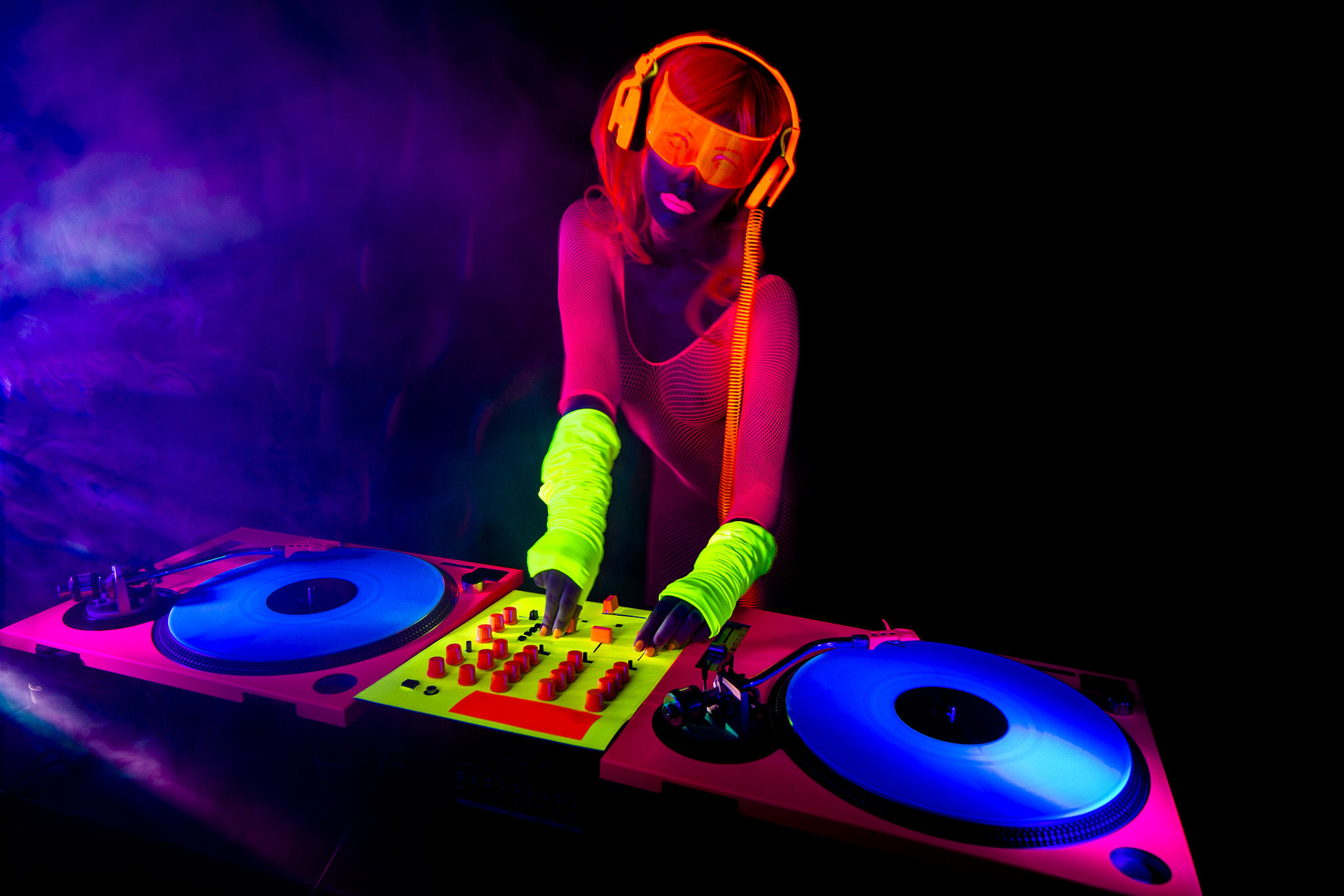 Canon TS-E 24.0mm f/3.5 L II sample photo. Sexy neon uv glow dj photography