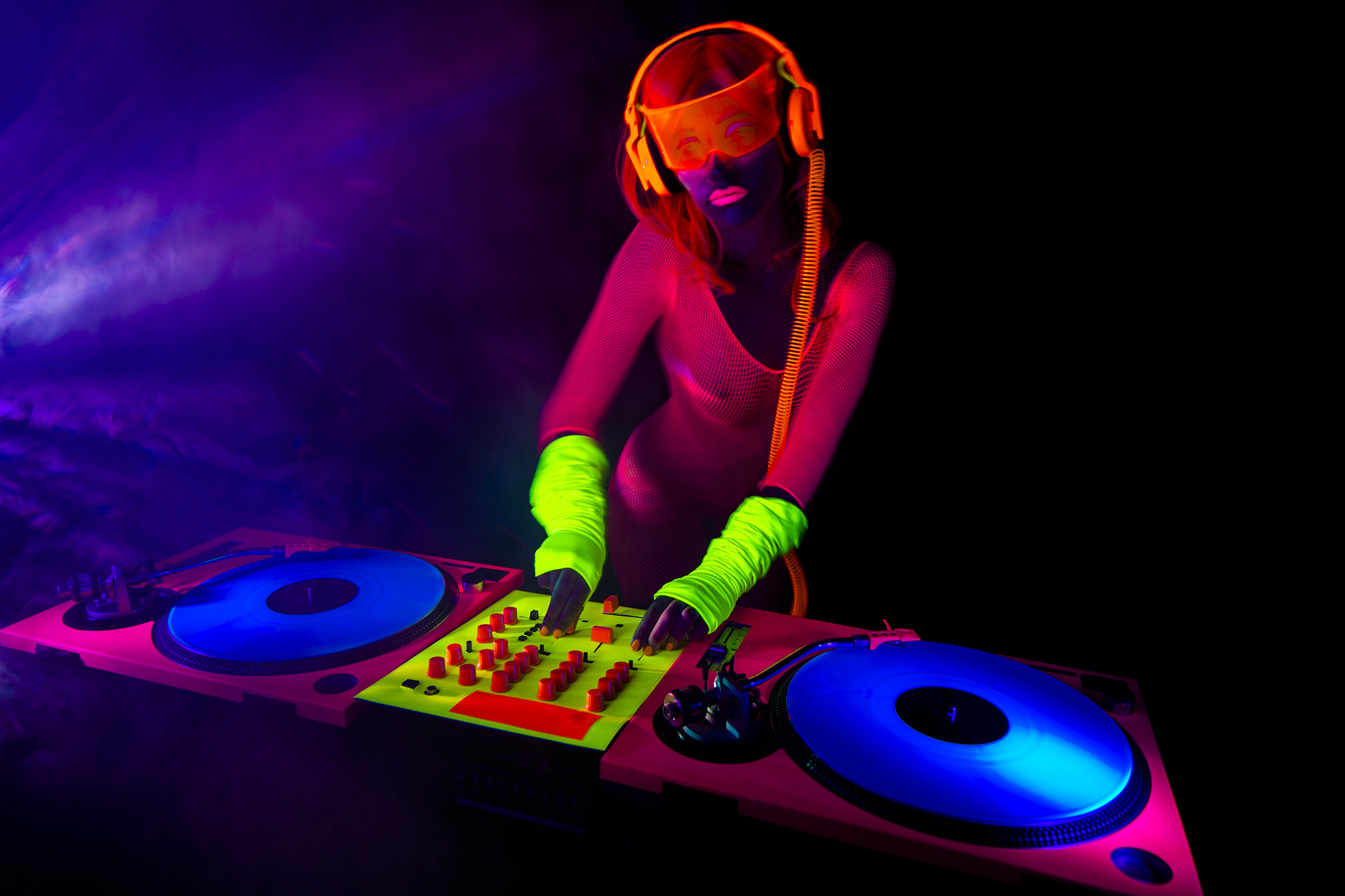 Canon TS-E 24.0mm f/3.5 L II sample photo. Sexy neon uv glow dj photography