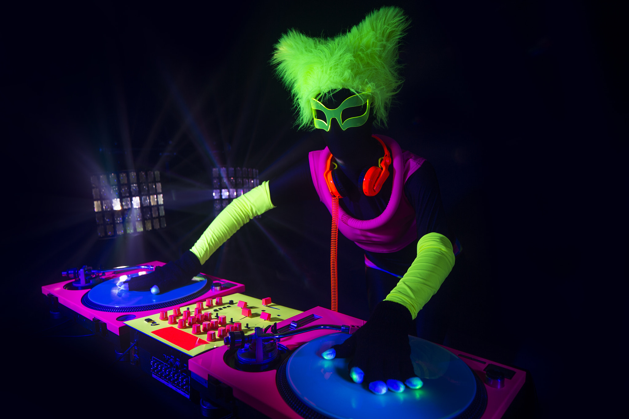 Canon TS-E 24.0mm f/3.5 L II sample photo. Sexy neon uv glow dj photography