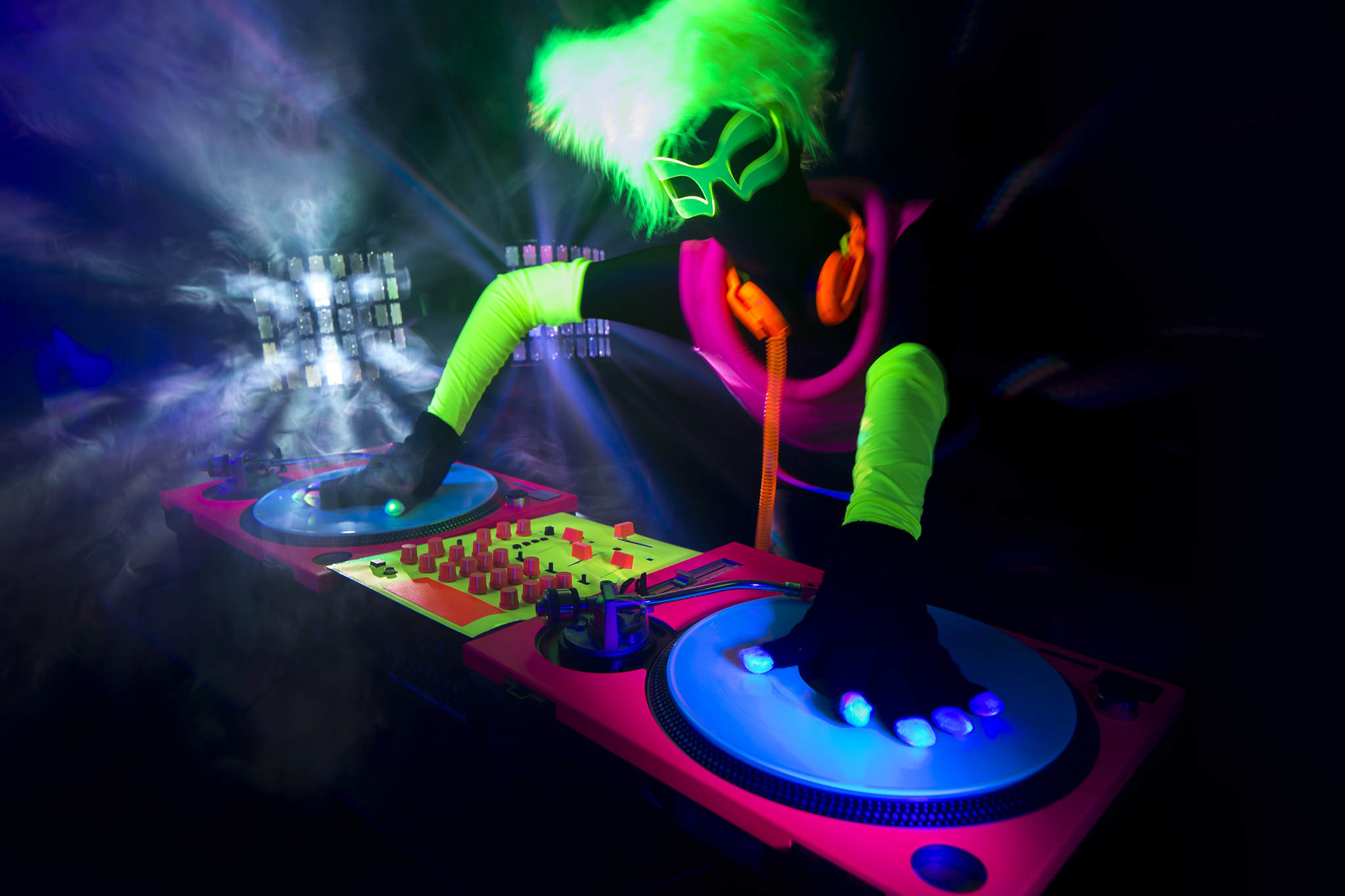 Canon TS-E 24.0mm f/3.5 L II sample photo. Sexy neon uv glow dj photography