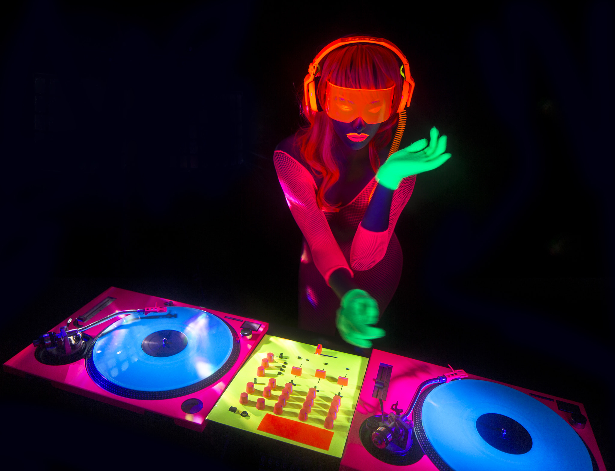 Canon TS-E 24.0mm f/3.5 L II sample photo. Sexy neon uv glow dj photography