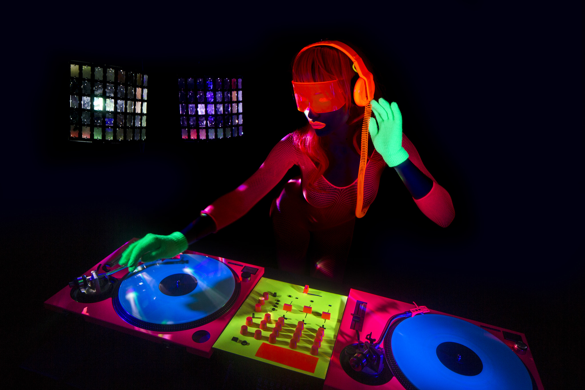 Canon TS-E 24.0mm f/3.5 L II sample photo. Sexy neon uv glow dj photography