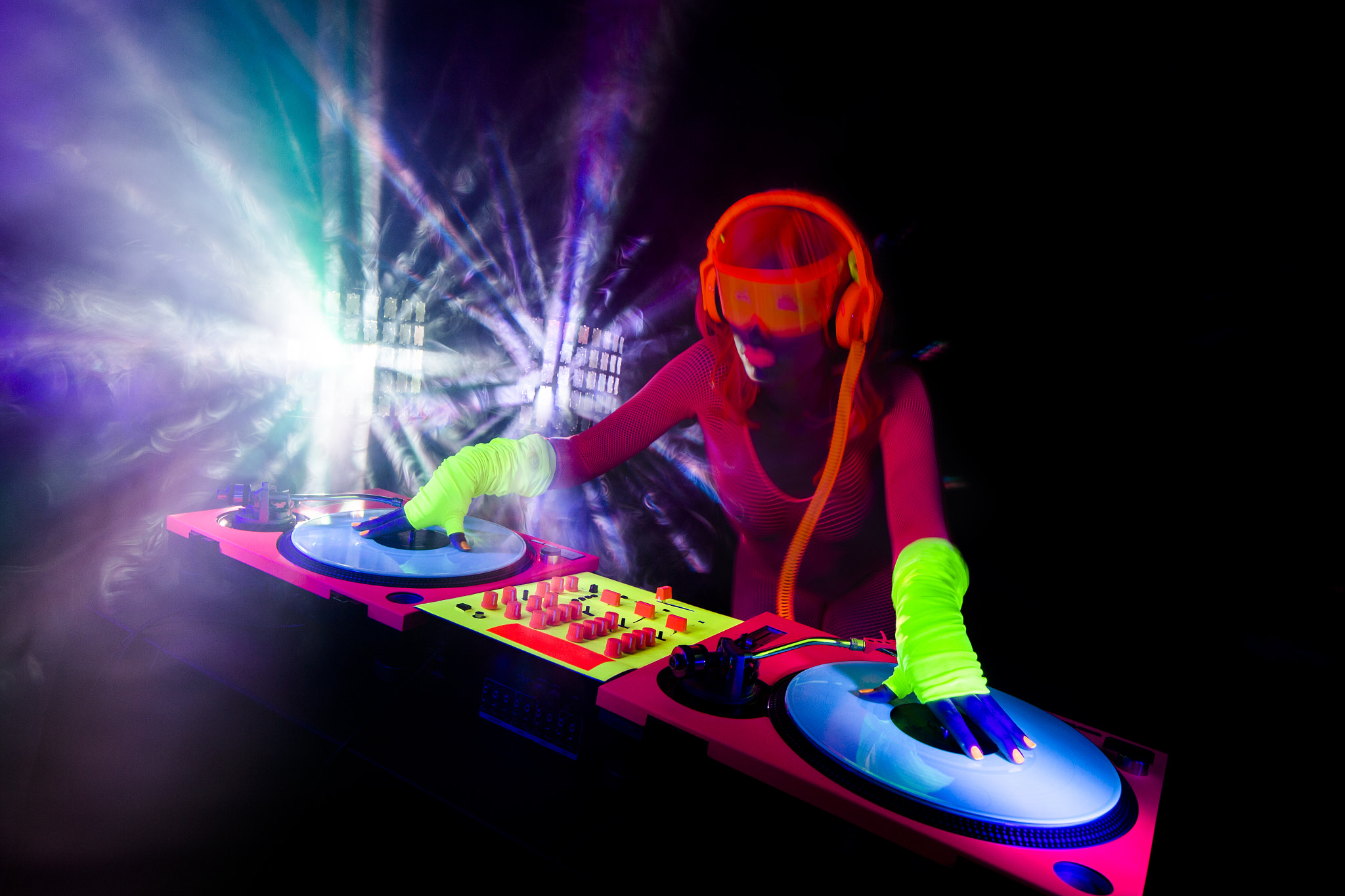 Canon TS-E 24.0mm f/3.5 L II sample photo. Sexy neon uv glow dj photography