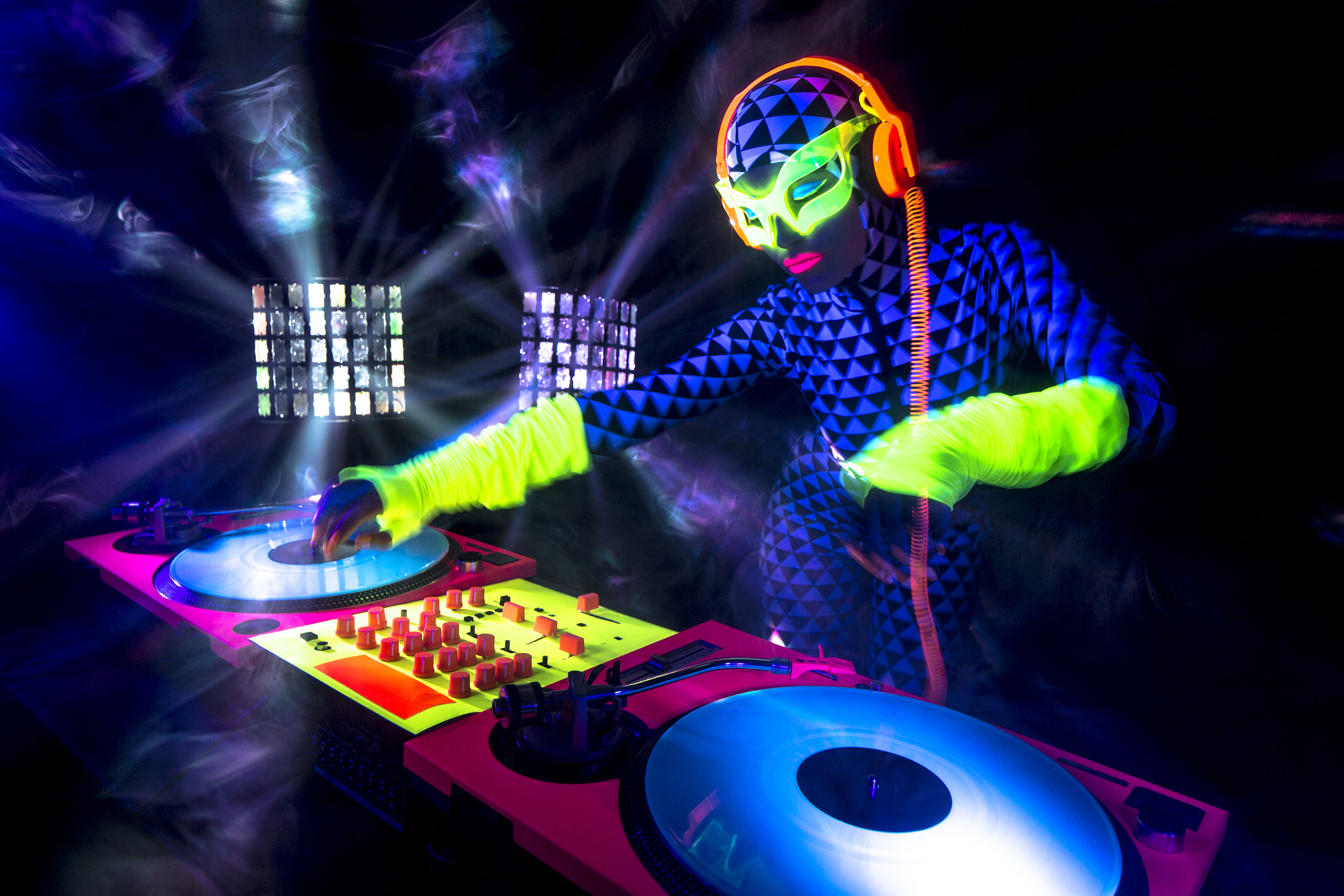 Canon TS-E 24.0mm f/3.5 L II sample photo. Sexy neon uv glow dj photography