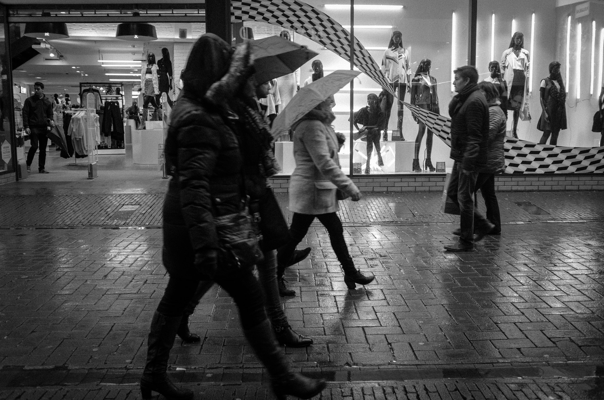 Leica X-E (TYP 102) sample photo. Shopping in the rain photography