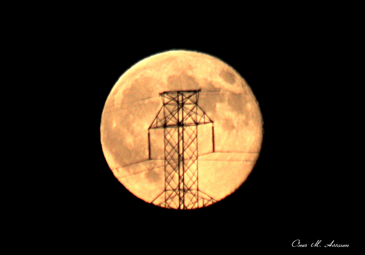 Canon EF 75-300mm F4.0-5.6 IS USM sample photo. Structure on the moon photography