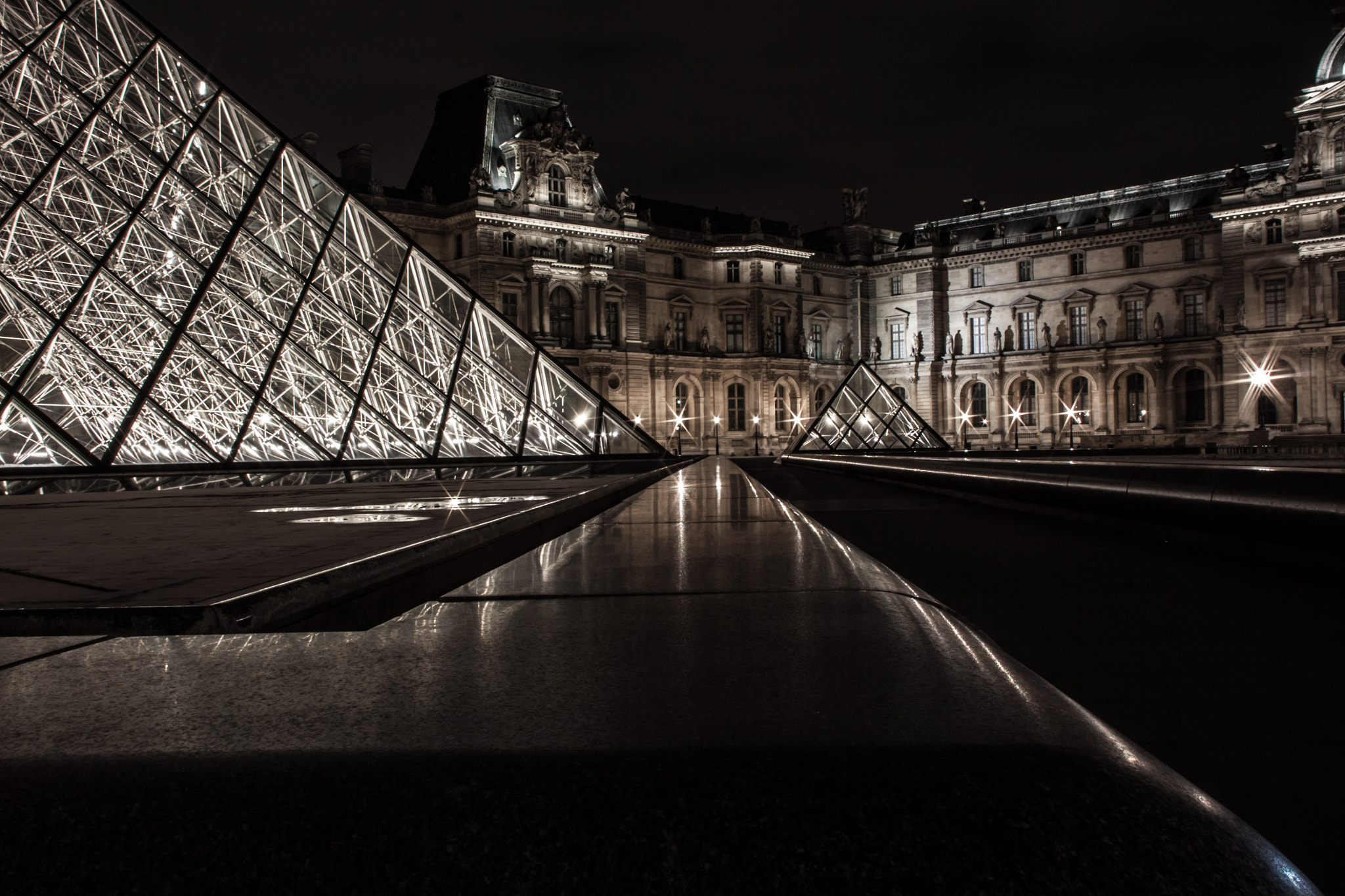 Canon EOS 50D + Canon EF 20mm F2.8 USM sample photo. Notre chère pyramide du louvre photography