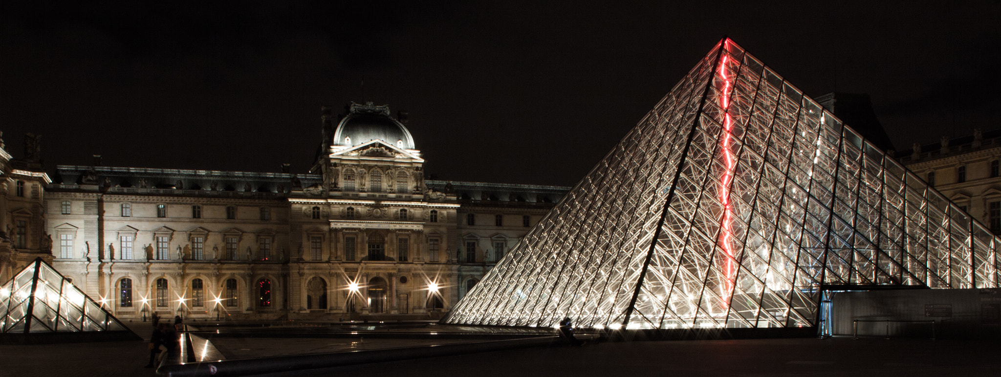 Canon EOS 50D + Canon EF 20mm F2.8 USM sample photo. La pyramide du louvre photography