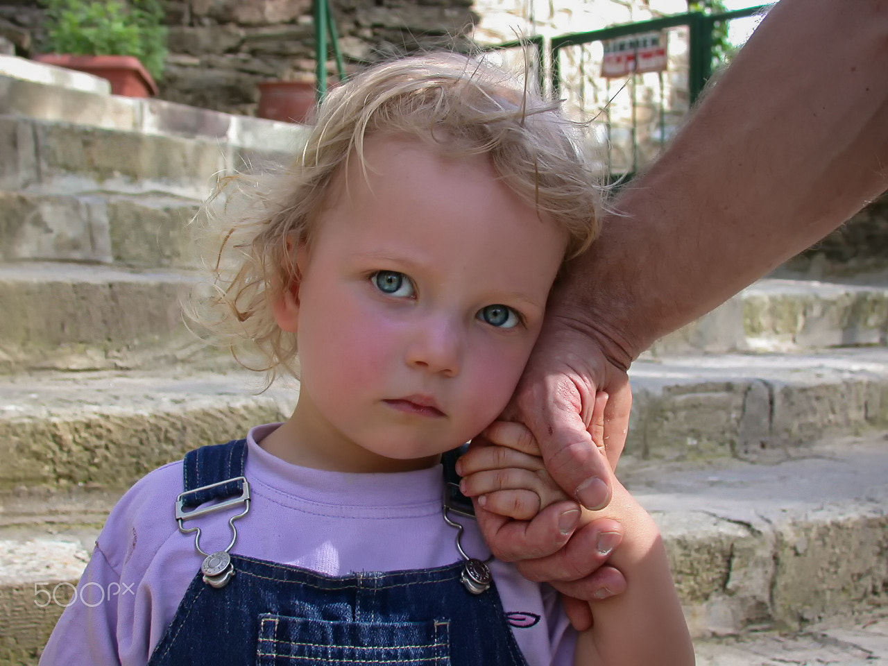 Nikon E995 sample photo. Shy child photography