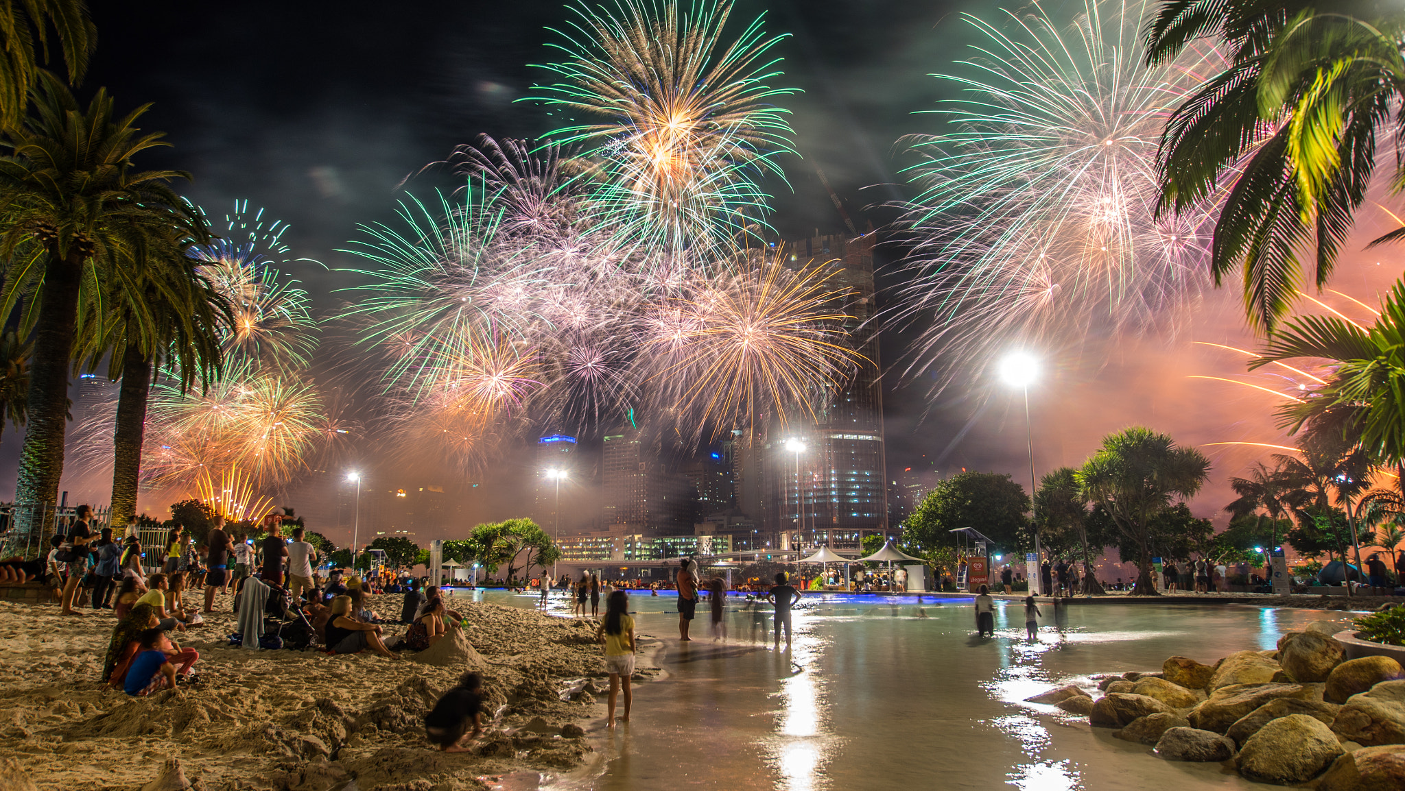 Sony a7R + Sony DT 11-18mm F4.5-5.6 sample photo. Firework in brisbane photography