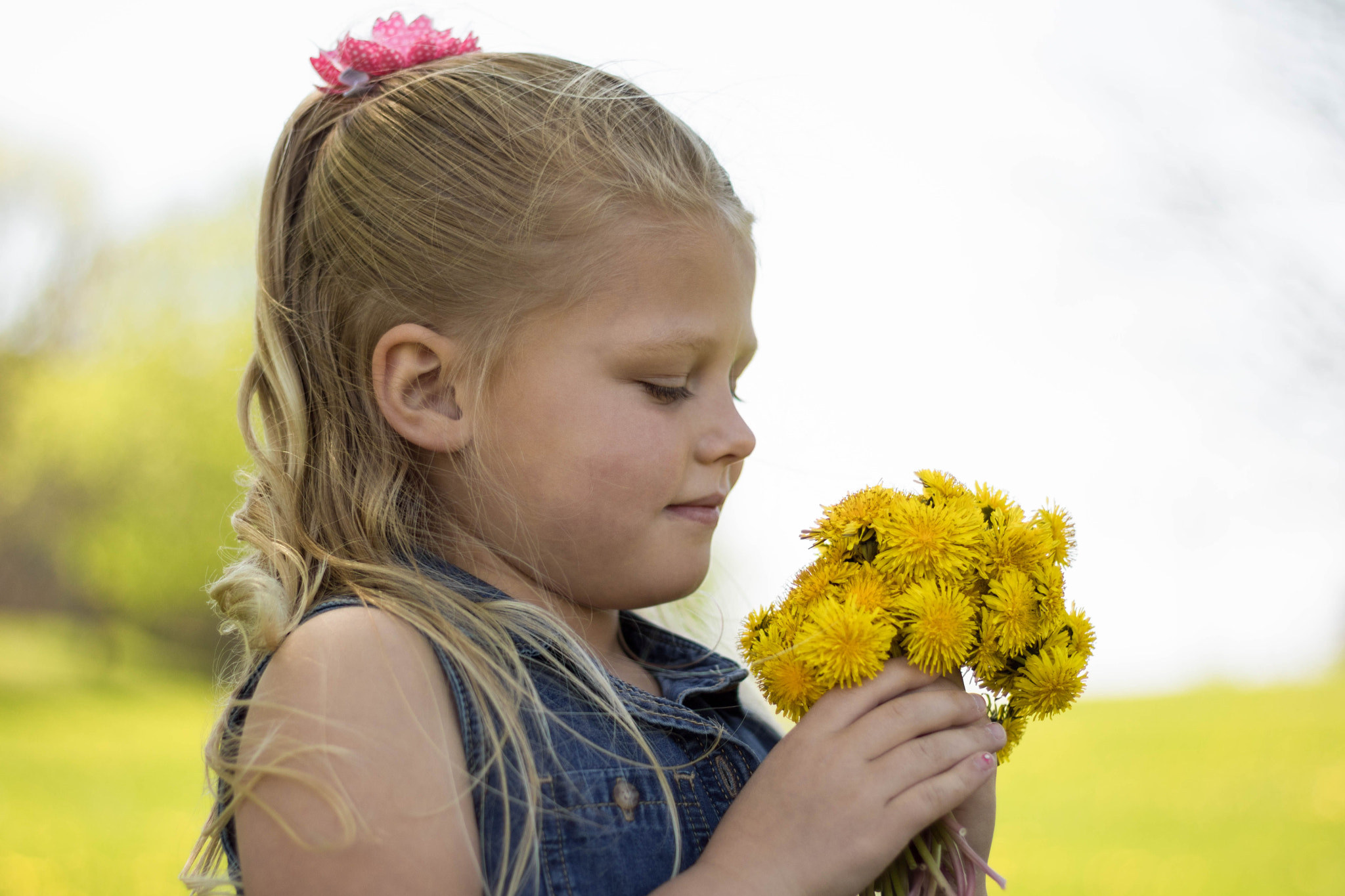 Canon EOS 760D (EOS Rebel T6s / EOS 8000D) + Canon EF 50mm F1.8 II sample photo. Smelling the dandelions photography