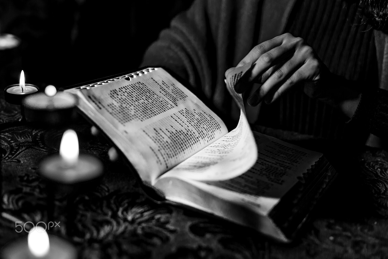 Canon EOS-1D X + Canon EF 50mm F1.8 STM sample photo. The girl read the bible photography