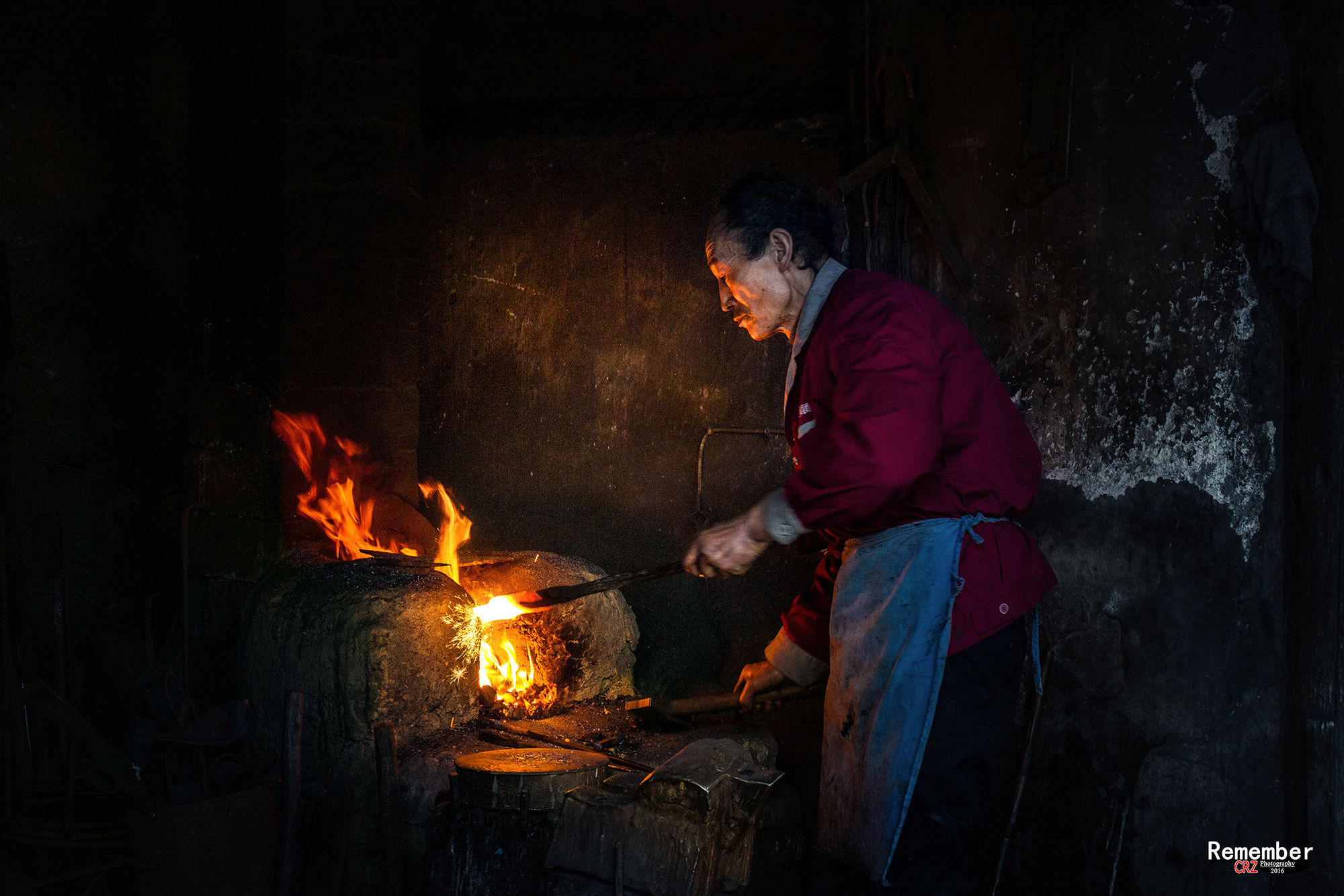 Canon EF 24-70mm F4L IS USM sample photo. A blacksmith of luomu old town photography