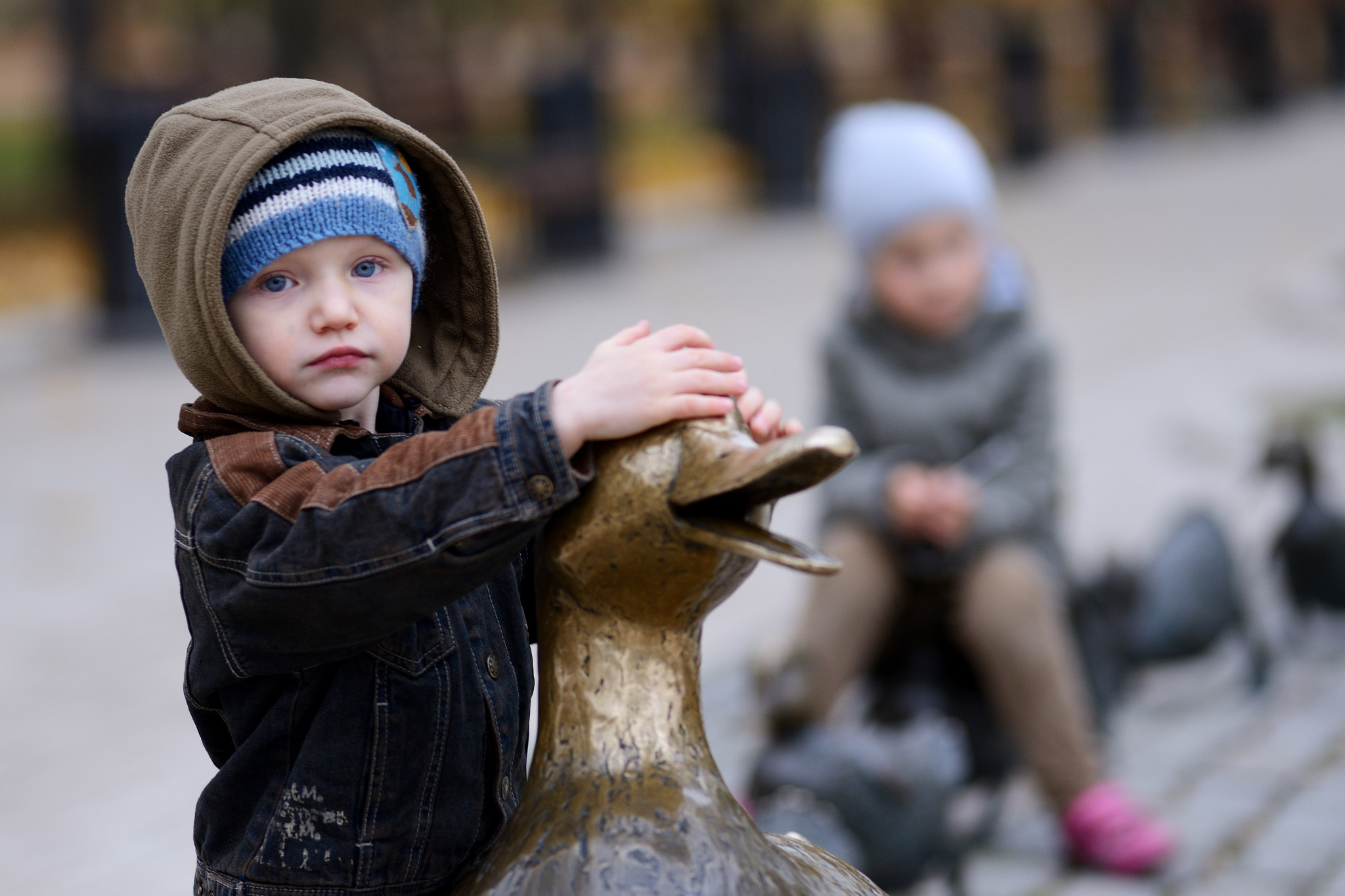 Nikon D600 + Nikon AF Nikkor 180mm F2.8D ED-IF sample photo. Kid playing by the sculpture photography