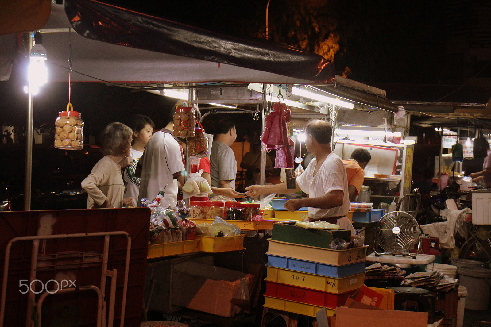 Canon EOS 60D + Sigma 18-50mm F2.8-4.5 DC OS HSM sample photo. Streetfood dining in georgetown, penang photography