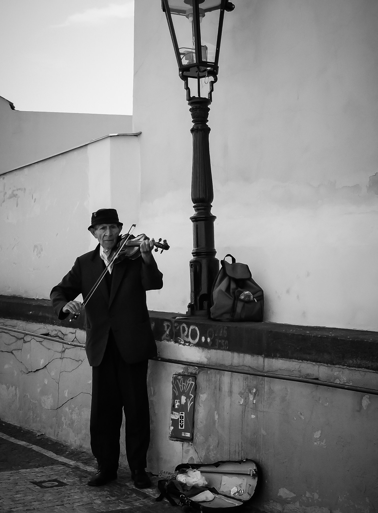 FujiFilm FinePix F80EXR (FinePix F85EXR) sample photo. The fiddler on the street... what a remarkable man! photography