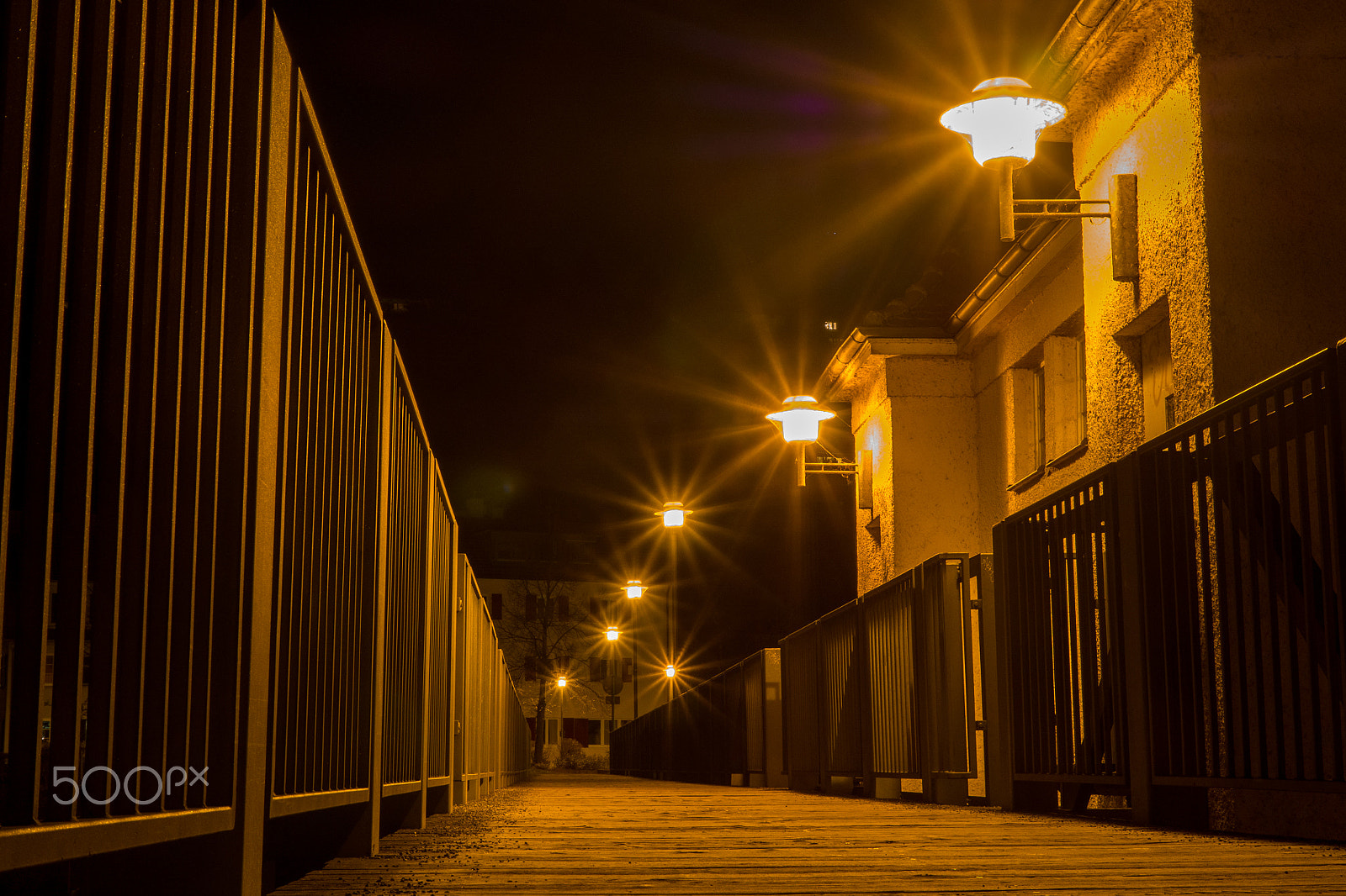 Olympus OM-D E-M10 + Panasonic Leica DG Summilux 25mm F1.4 II ASPH sample photo. Follow the lights photography