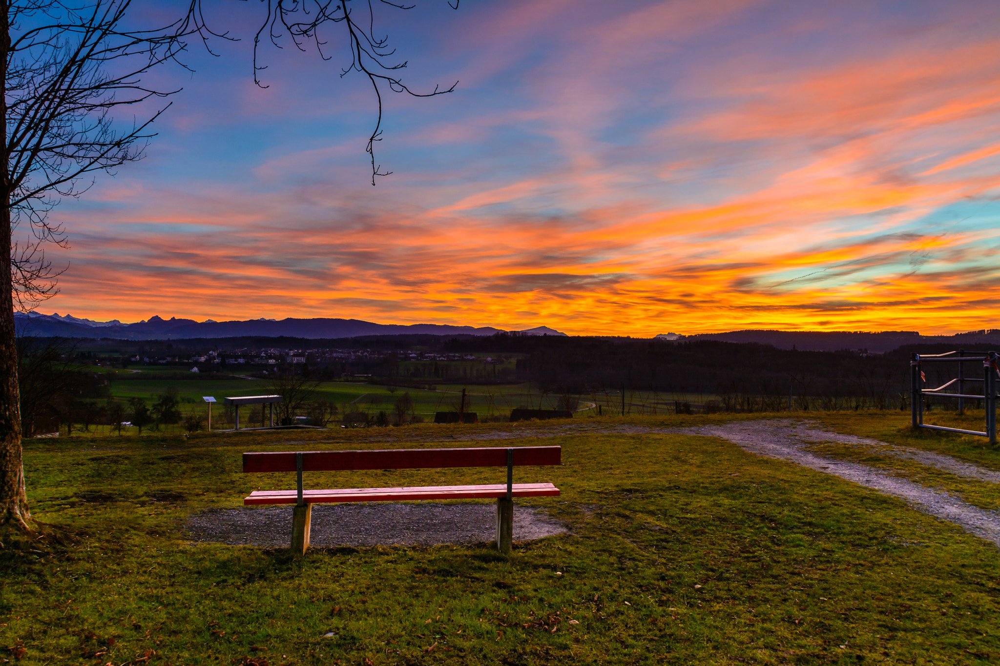 Nikon D5200 + Sigma 18-250mm F3.5-6.3 DC OS HSM sample photo. Bank mit sicht auf rigi und sonnenuntergang photography