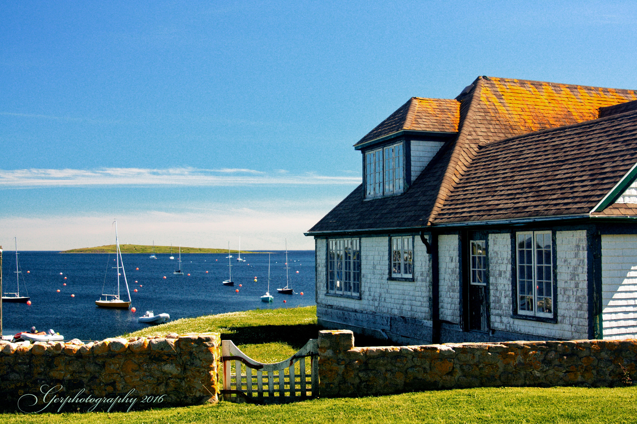 Canon EOS 1000D (EOS Digital Rebel XS / EOS Kiss F) sample photo. Old house with ocean view photography