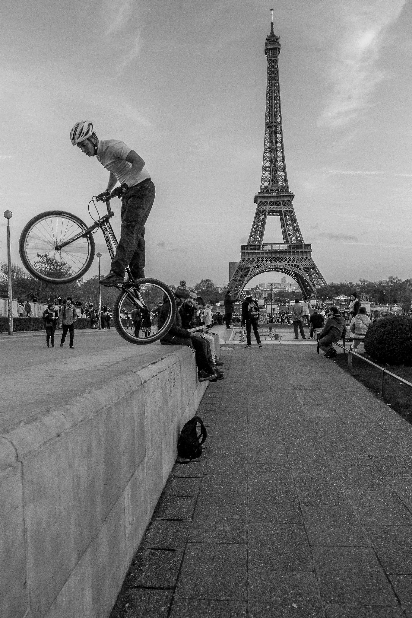Canon EOS 700D (EOS Rebel T5i / EOS Kiss X7i) + Canon EF 16-35mm F4L IS USM sample photo. Bike stunt in front of eiffel tower photography