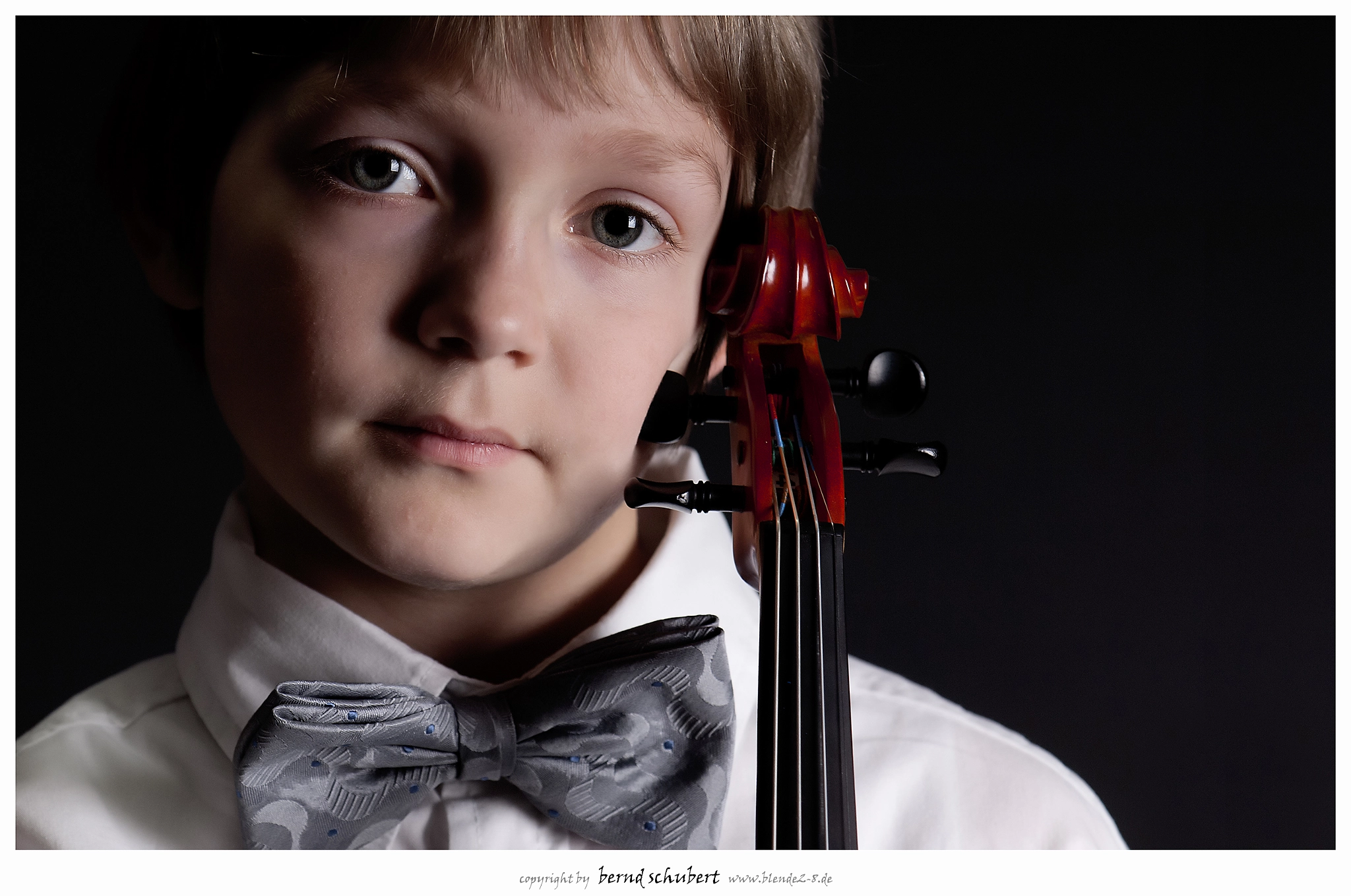 Nikon D2X sample photo. *young violinist* photography
