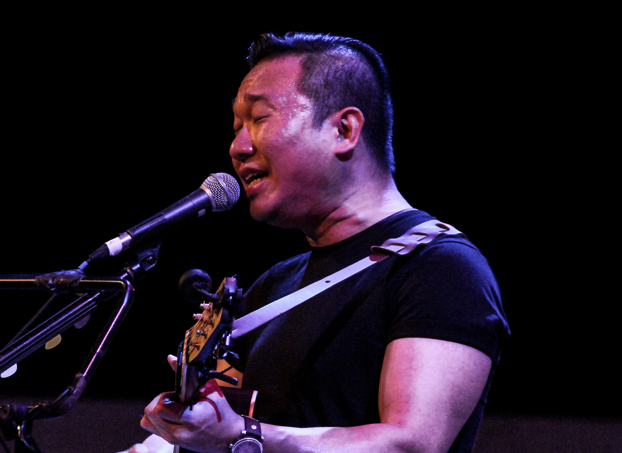 Canon EF 70-300mm F4-5.6L IS USM sample photo. Guitar hero 1 photography