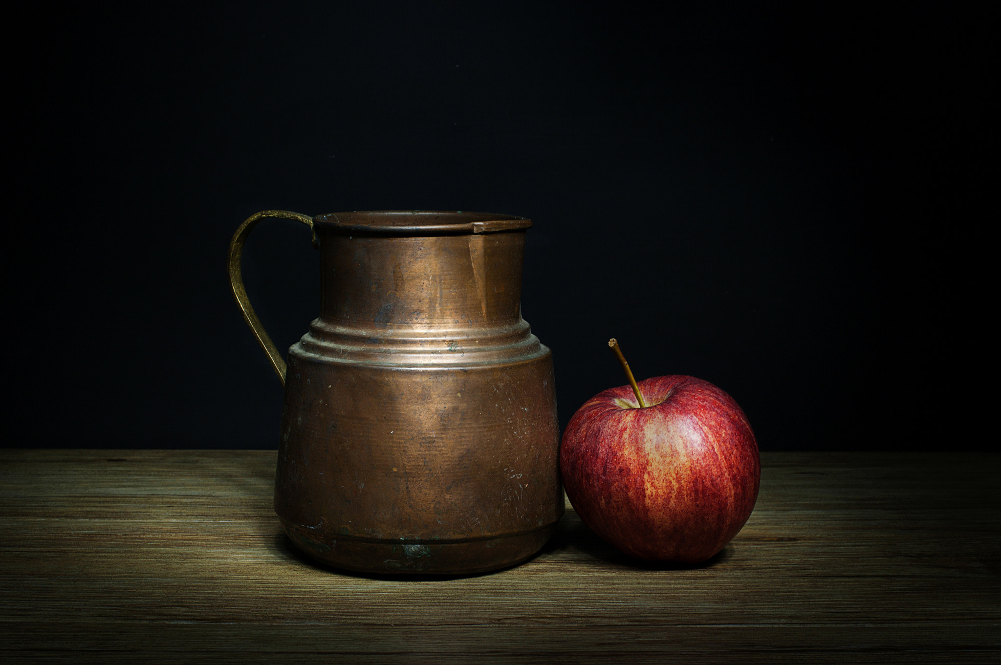 Pentax K20D + Pentax smc FA 43mm F1.9 Limited sample photo. Pitcher with apple photography