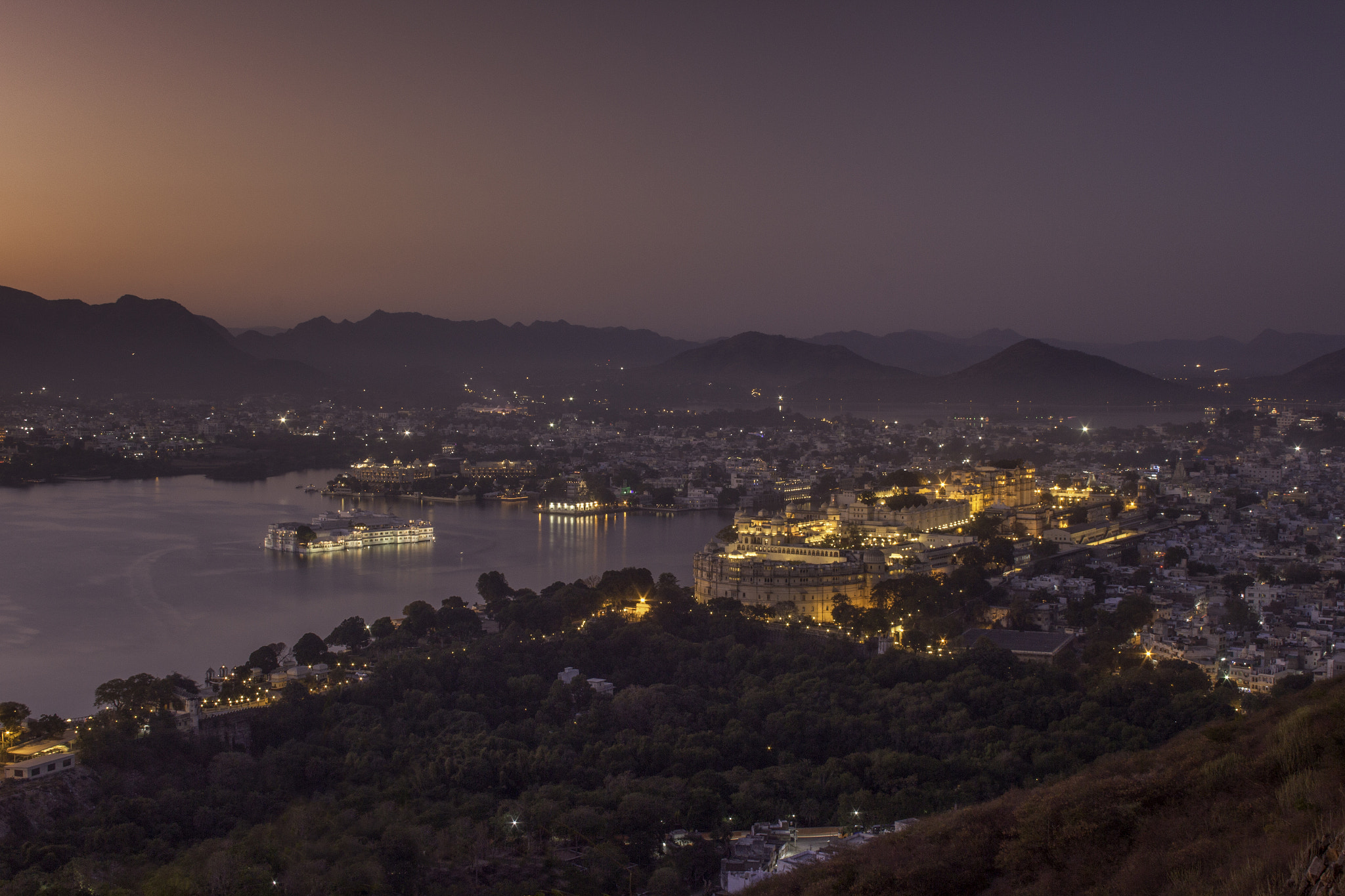 Canon EF-S 18-55mm F3.5-5.6 sample photo. Sunset in udaipur photography