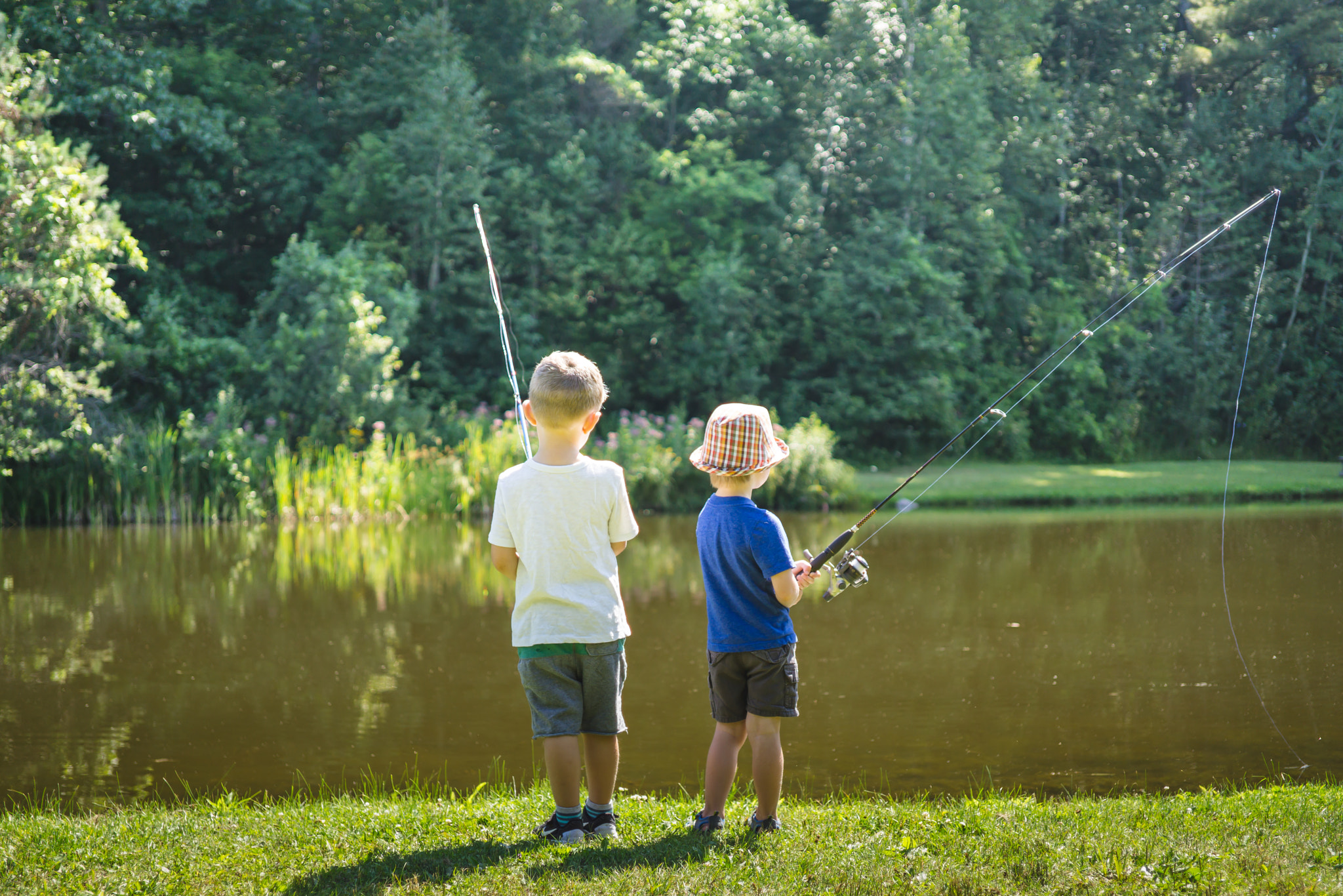 E 32mm F1.8 sample photo. Fishing buddies photography