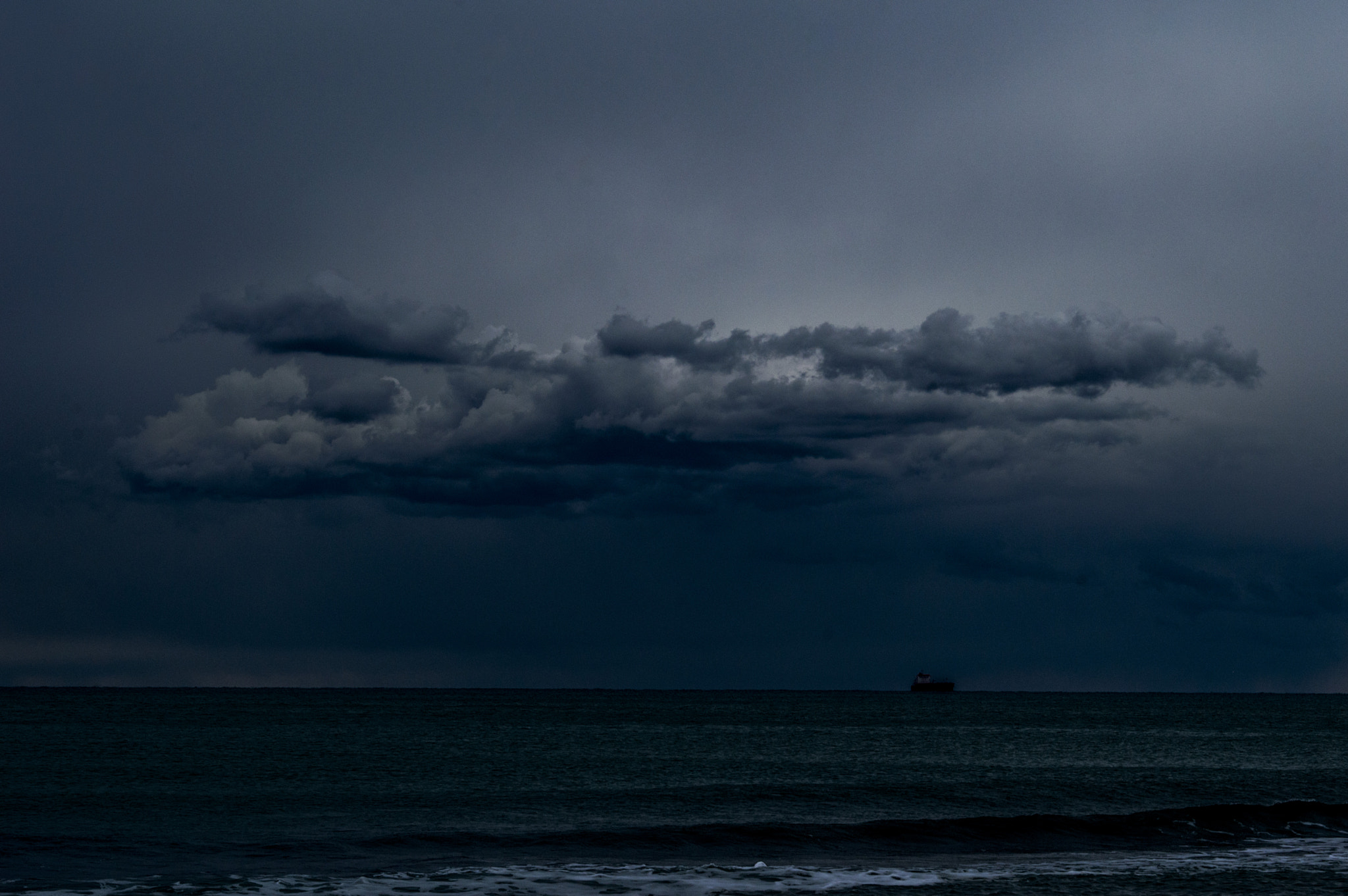 AF Zoom-Nikkor 35-80mm f/4-5.6D sample photo. Ship under clouds photography