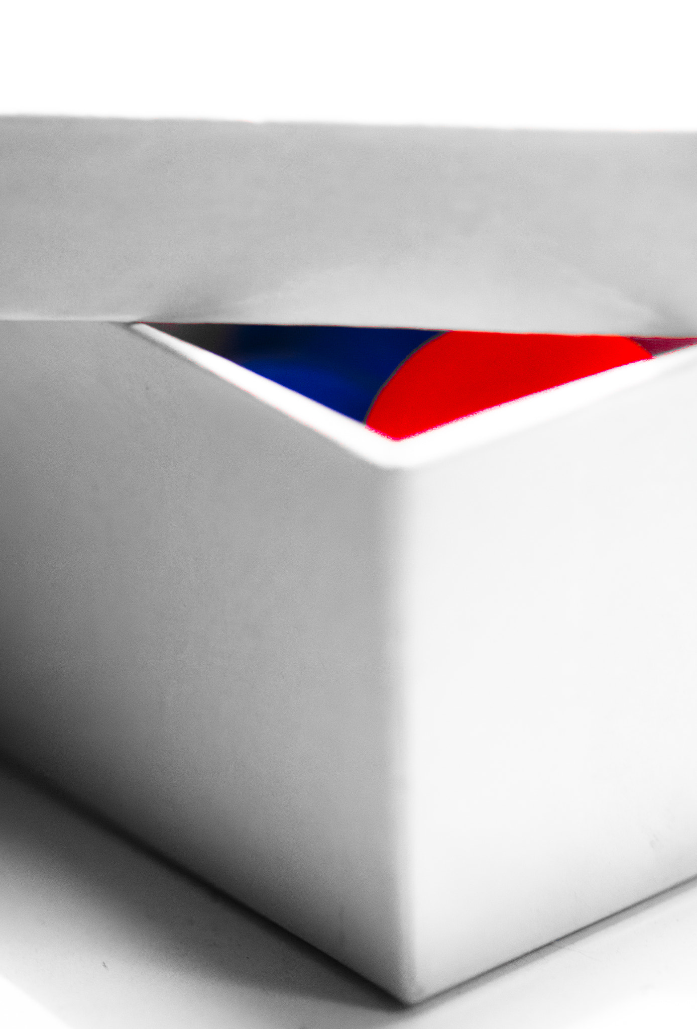 Canon EF-S 60mm F2.8 Macro USM sample photo. Peeking inside a white box photography